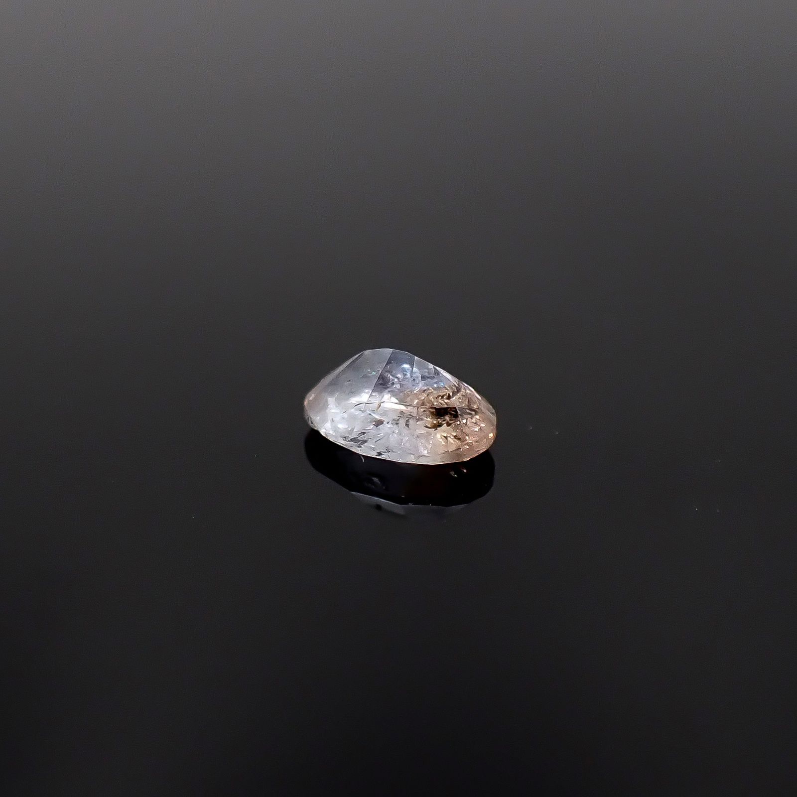 バイカラーマンガンマグネシオアキシナイト(宝石名マンガン/マグネシオ・アキシナイト)タンザニア産 ソ付(日独) 0.552ct / 6.17x4.51mm前後 [260231784]