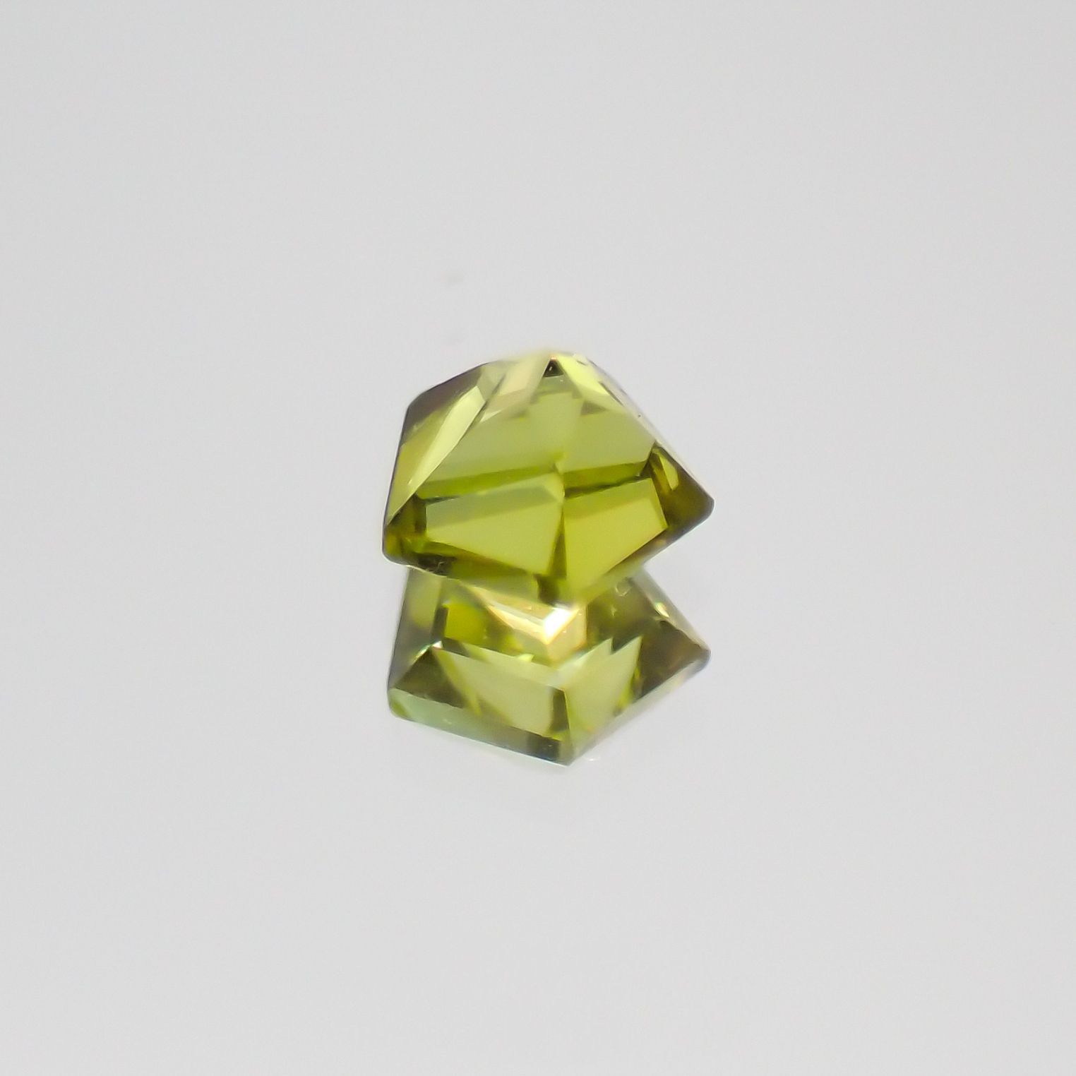 ◇ペンタゴンカット◇スフェーン(宝石名スフェーン) マダガスカル産 0.15ct 識別済[210610963]3×3.2mm前後