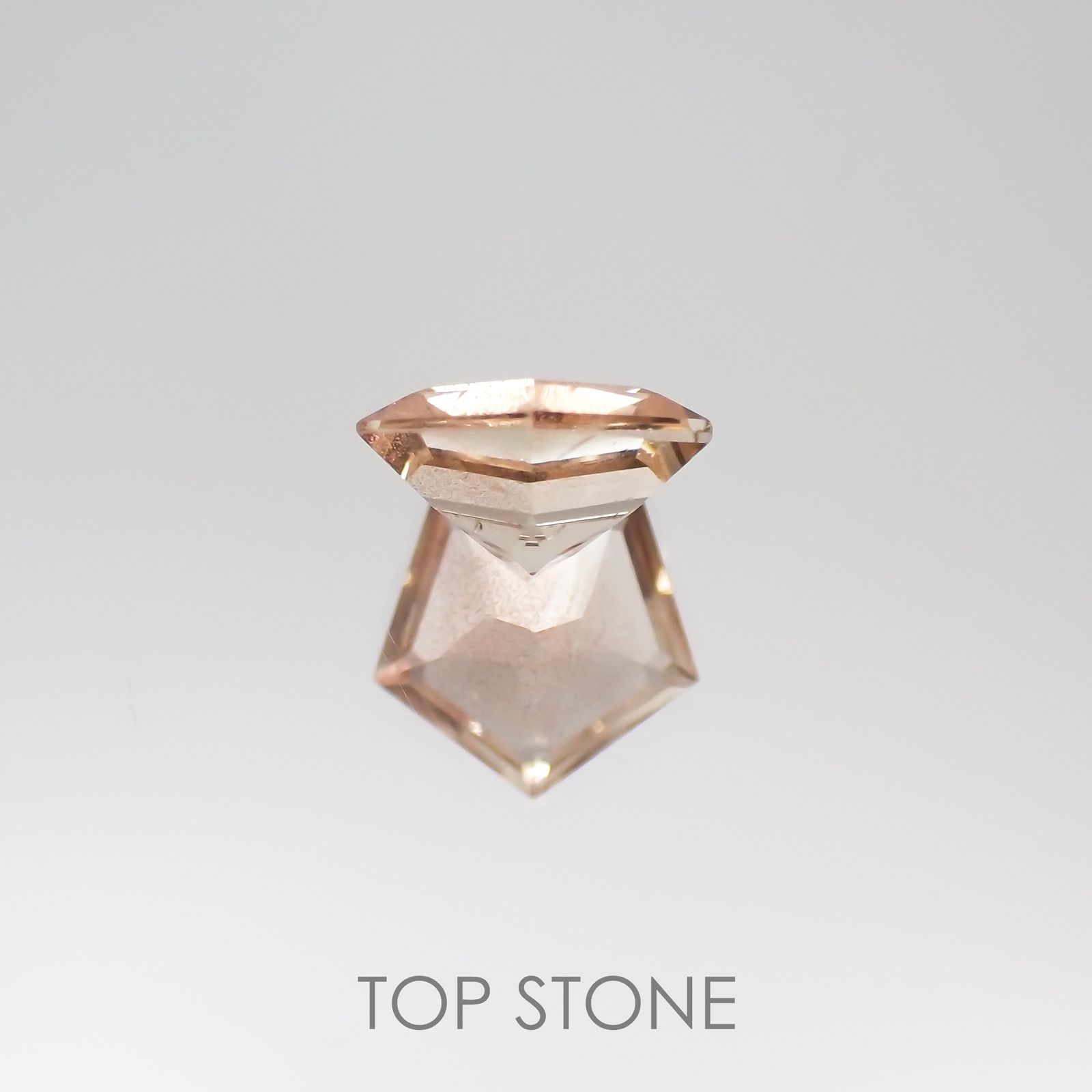 ◇ペンタゴンカット◇オレゴンサンストーンSA(宝石名ラブラドライト) アメリカ・オレゴン州産 0.60ct 識別済[210610973]6.1×6.3mm前後