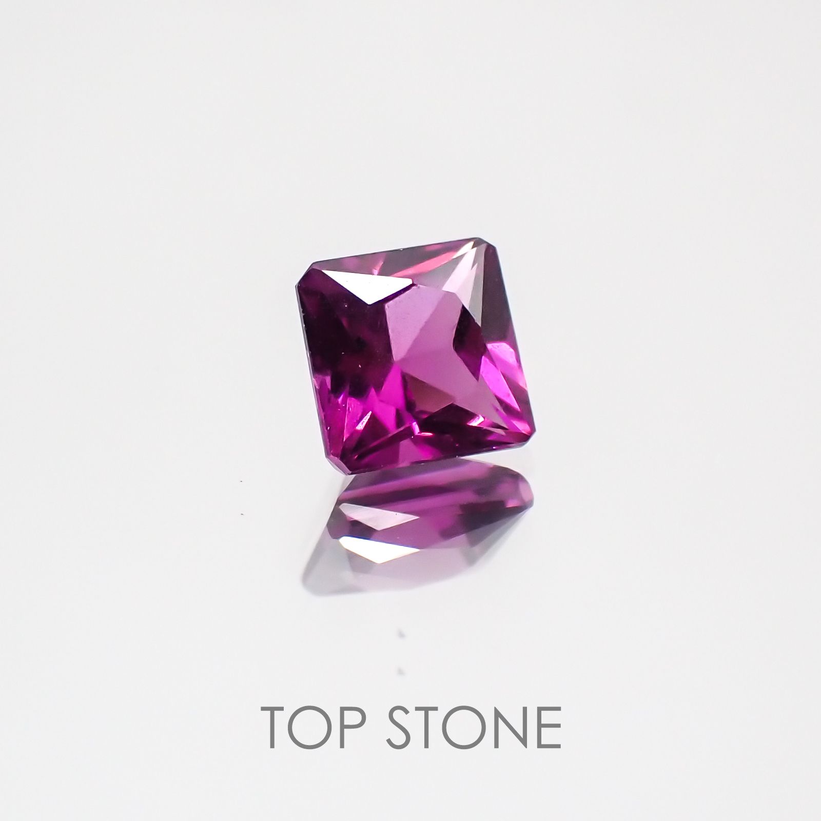 グレープガーネット(宝石名ガーネット) ブラジル産 0.92ct 識別済[21059688]5.2×5.2mm前後