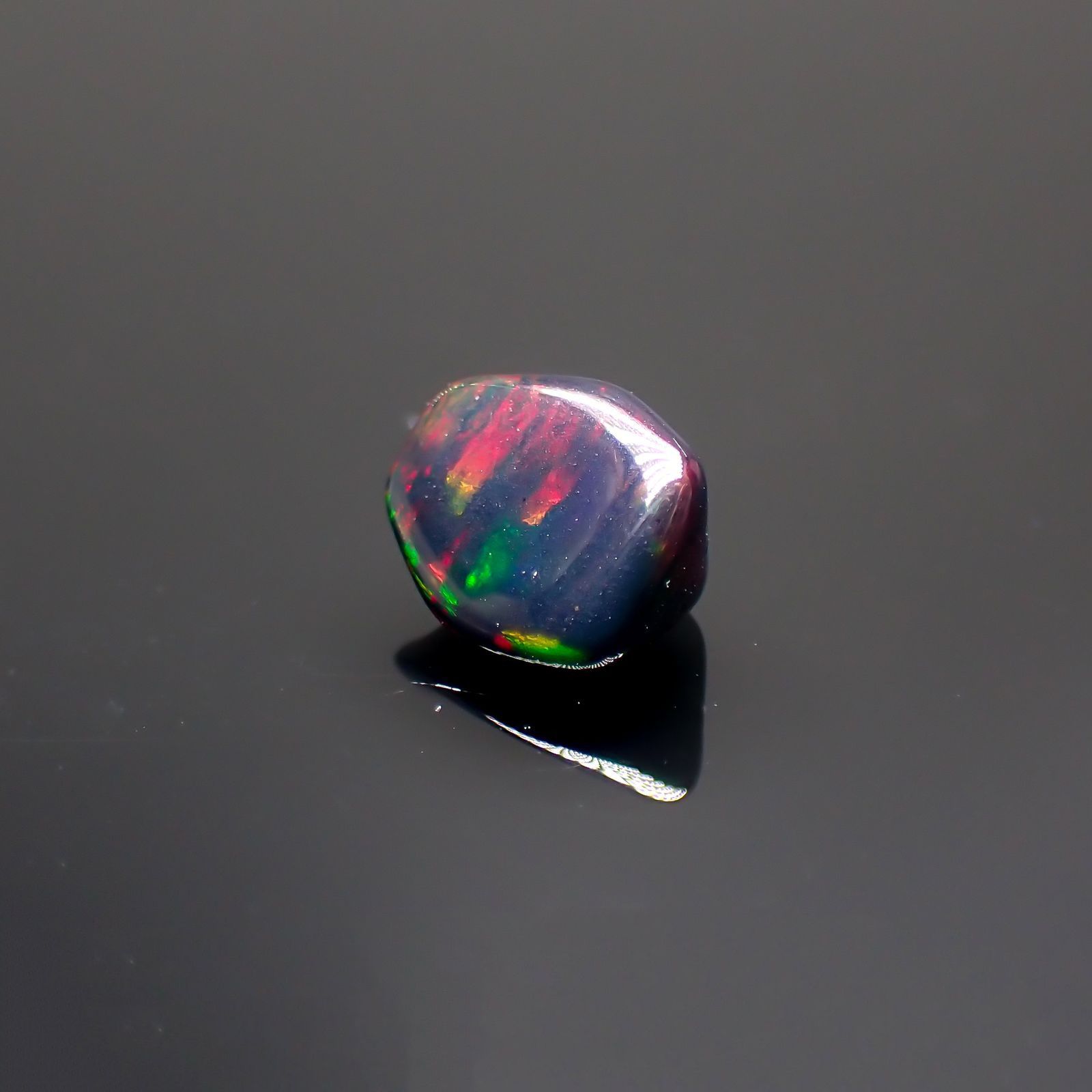 ◇バロック型◇ブラックオパール(宝石名オパール/加熱処理) エチオピア産 識別済 0.87ct / 7.7x6.7mm前後 [211013510]