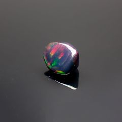 ◇バロック型◇ブラックオパール(宝石名オパール/加熱処理) エチオピア産 識別済 0.87ct / 7.7x6.7mm前後 [211013510]