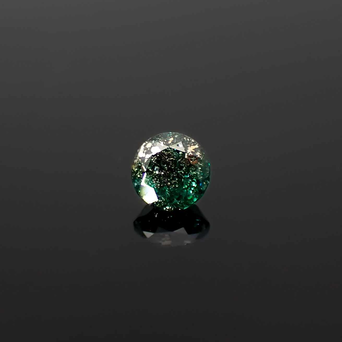 パイライトインエメラルド コロンビア産 0.27ct / 4x4mm前後 [260532126]