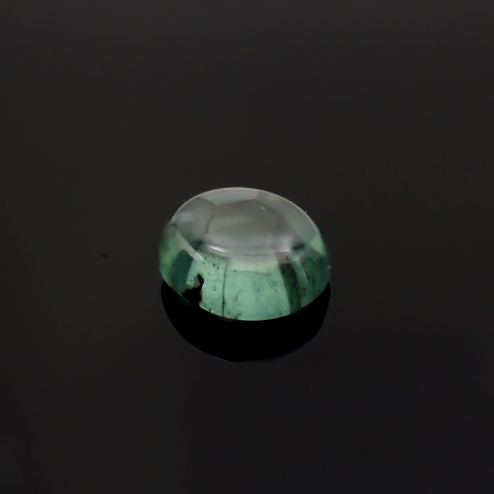 トラピッチェエメラルド(宝石名トラピッチェ・エメラルド)コロンビア・ムゾー鉱山産 ソ付(彩珠) 1.561ct / 8x7mm前後 [221018888]