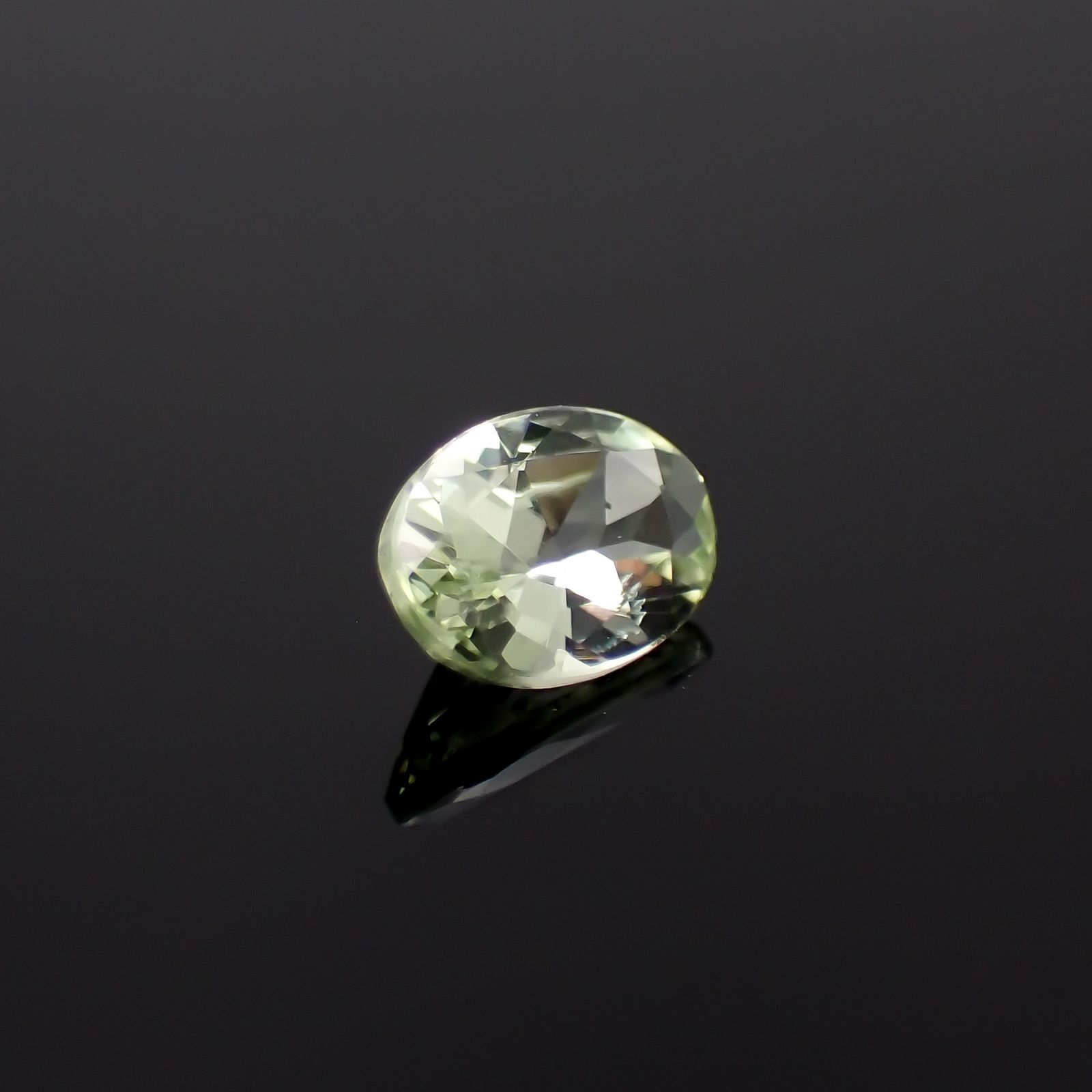 ミントガーネット タンザニア産 0.61ct / 6.5x4.5mm前後 [260223726]