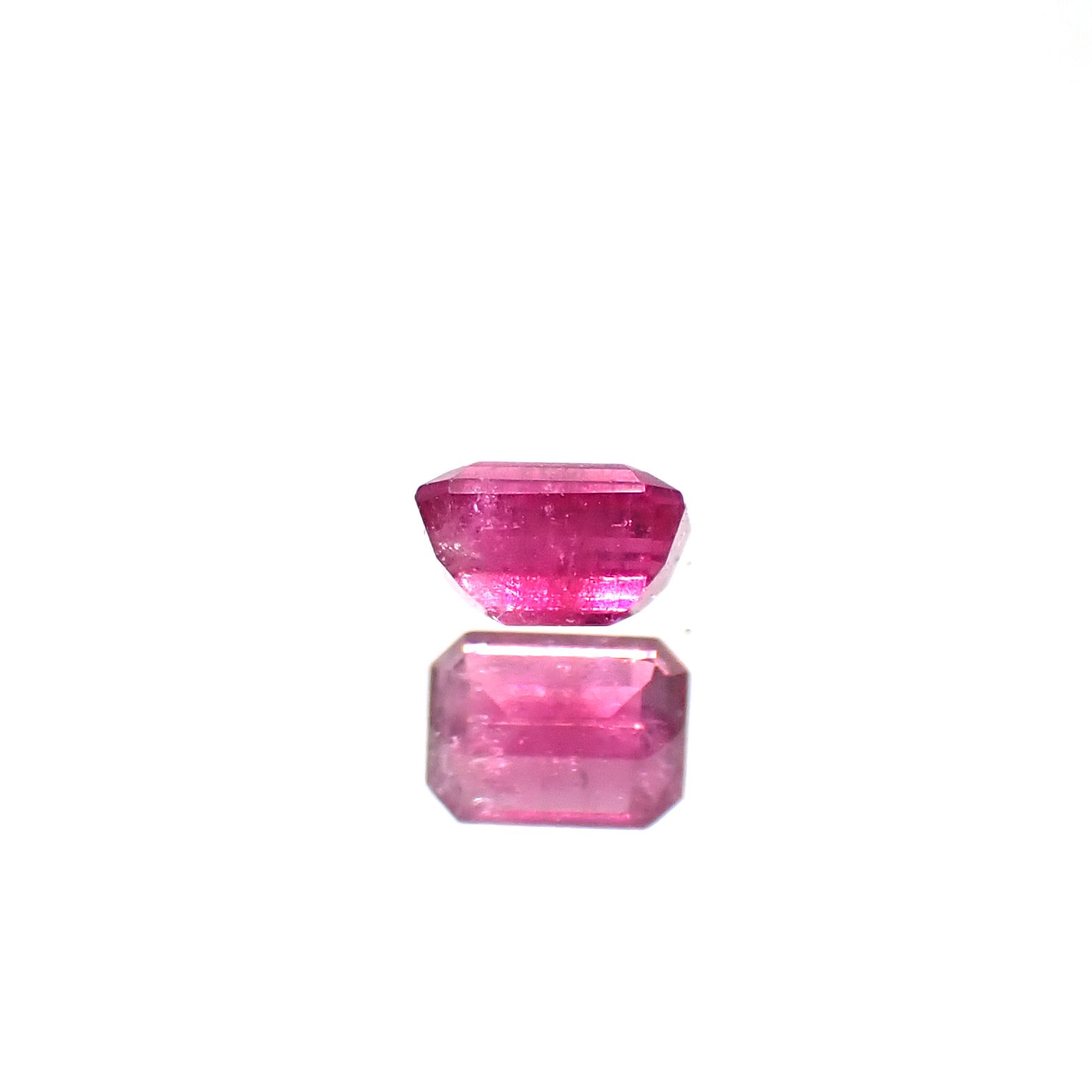 レッドベリル/ピンクベリル アメリカ・ユタ州産 0.094ct [250530378]3x2.3mm前後