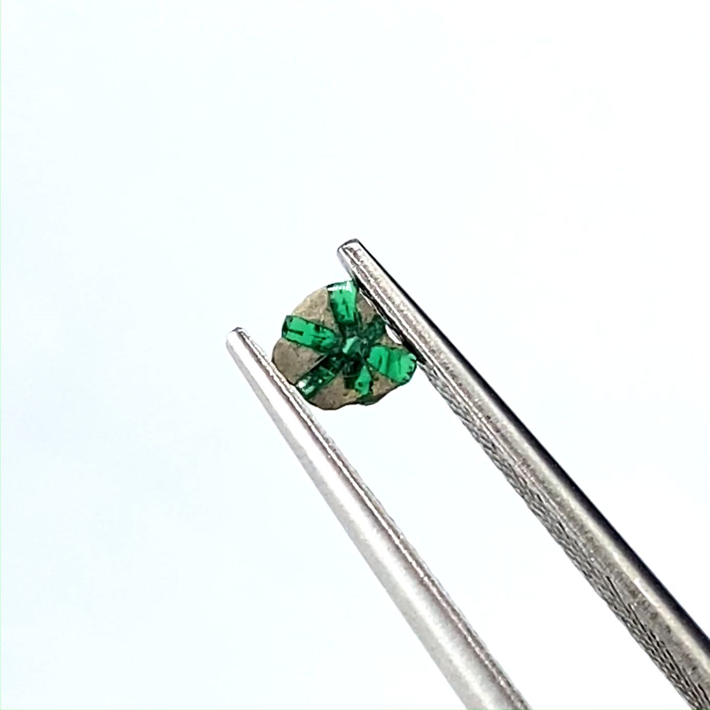 エメラルドのドロップ5ピースで2.48ct