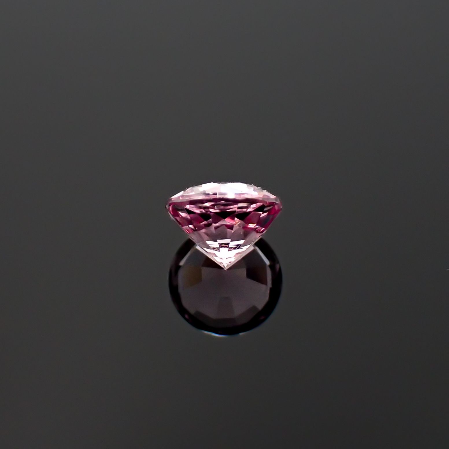 ドラゴンガーネット タンザニア産 0.61ct / 5x5mm前後 [260532241]