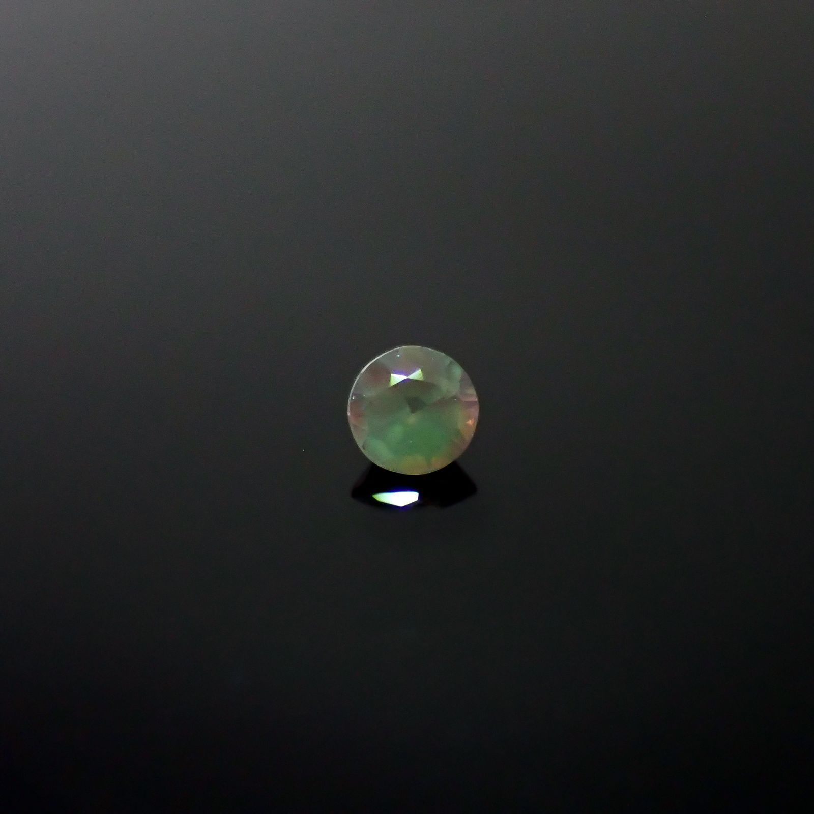 シルキーアレキサンドライト ブラジル・ミナスジェライス州ヘマチタ鉱山産 0.098ct / 2.7x2.7mm前後 [250931027]