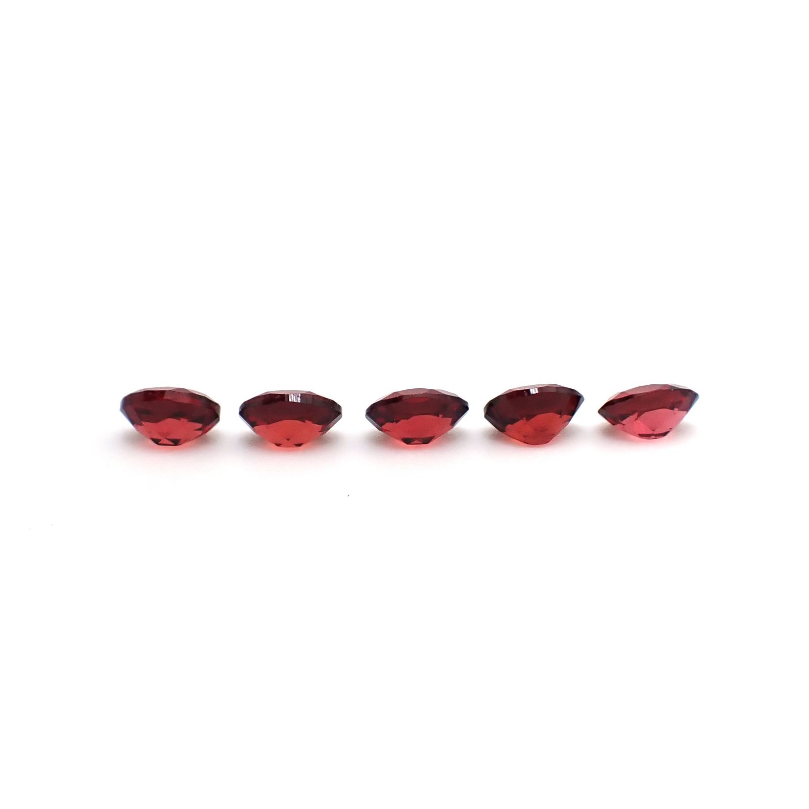 ◇ランダムセレクト◇パイロープアルマンディンガーネット モザンビーク産 約0.40ct / 5x4mm前後 [260532206-PAC]