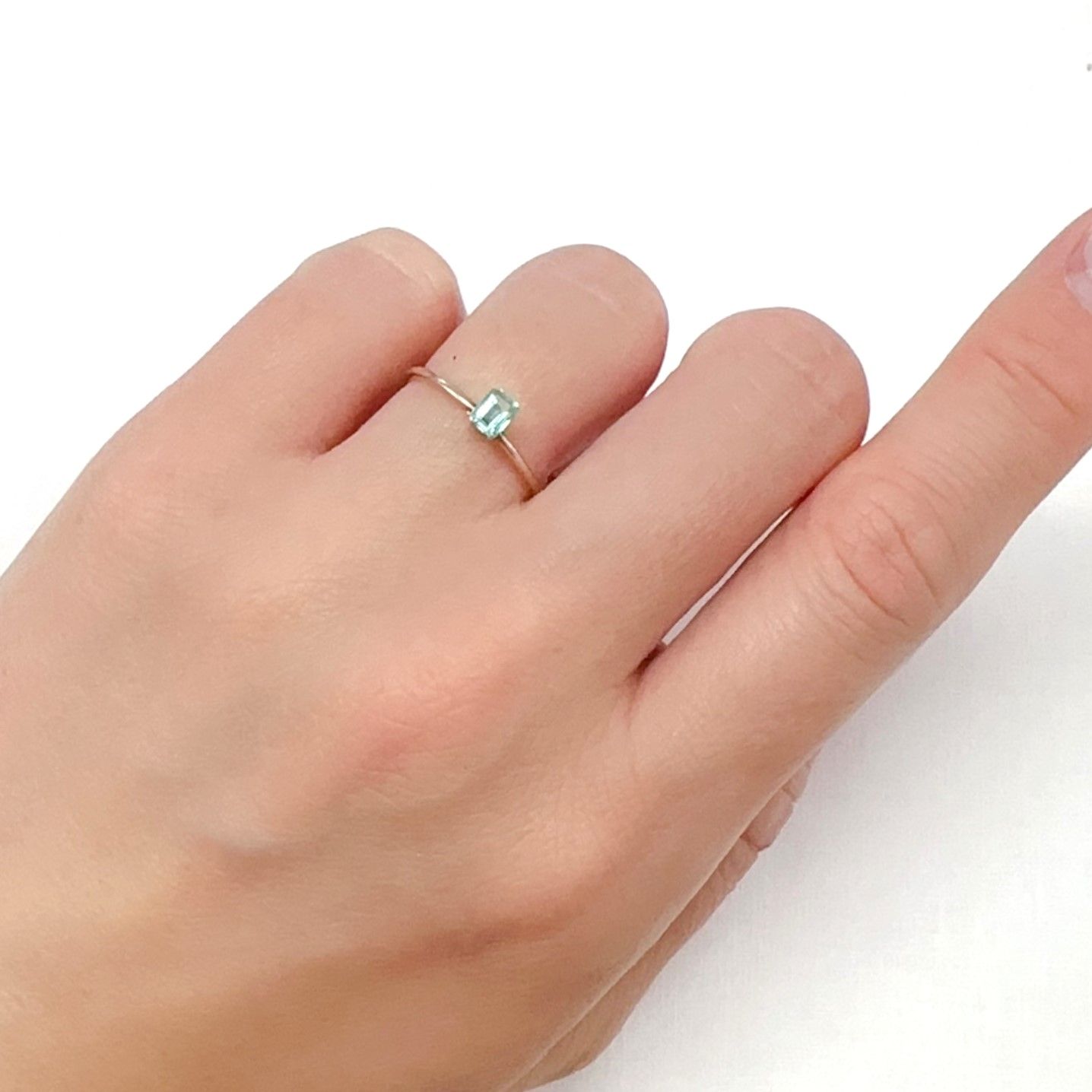 パステルカラーエメラルド コロンビア産 0.21ct[240225957]4x3mm前後