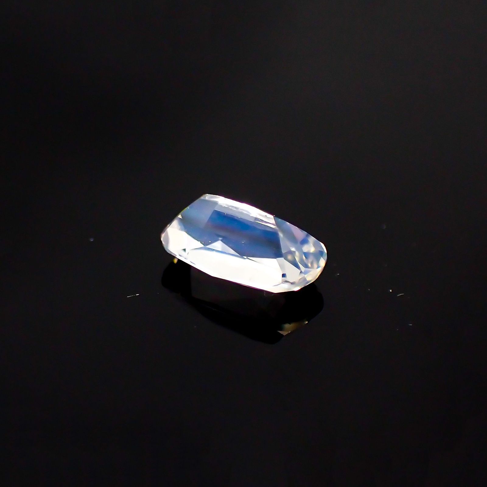 レインボームーンストーン(宝石名ラブラドライト) マダガスカル産 1.101ct ソ付(彩珠)[210611247]8.5×4.9mm前後
