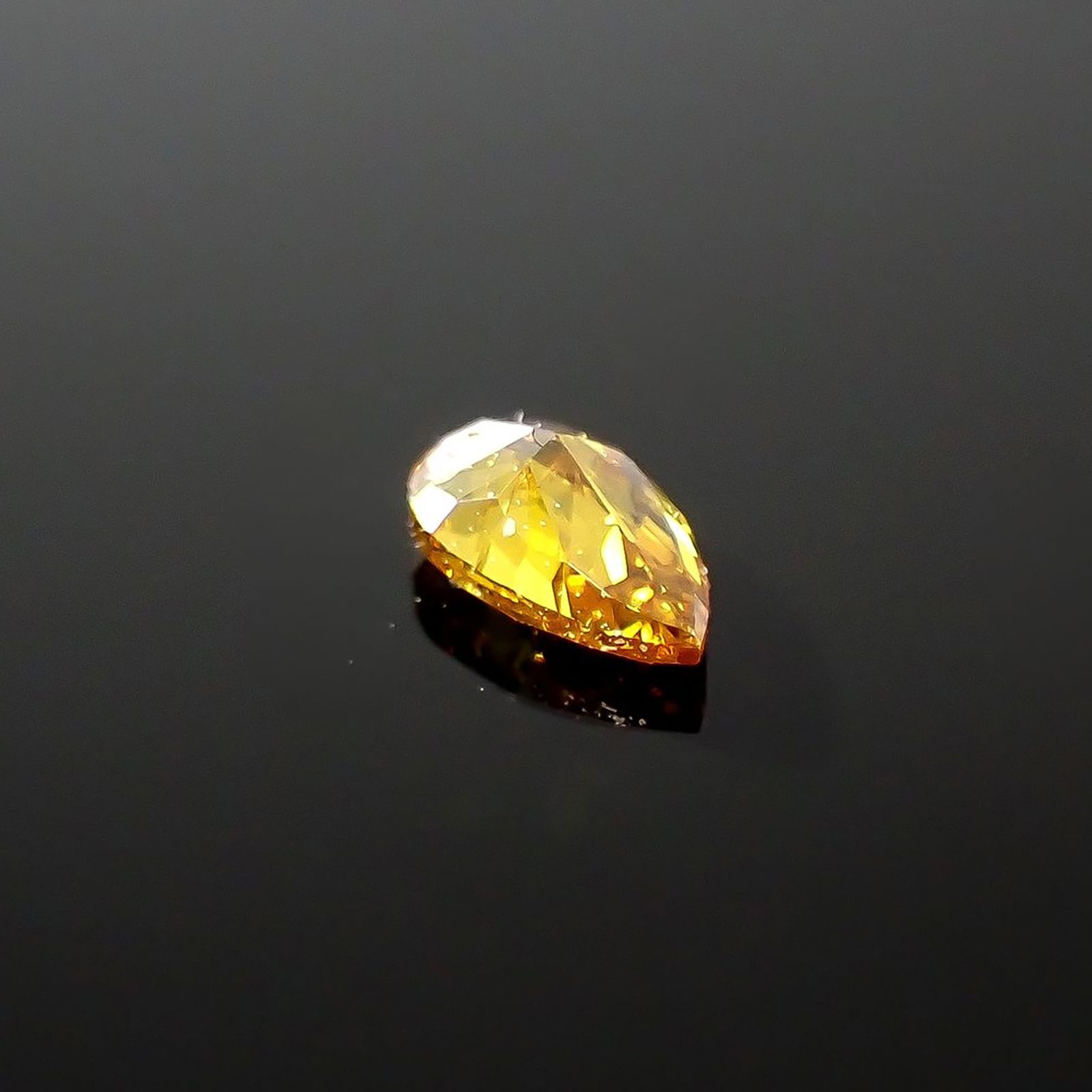 イエローダイヤモンド I-1 | FANCY VIVID ORANGE YELLOW(宝石名ダイアモンド) ソ付(CGL) 0.098ct / 3.87x2.26mm前後 [240427042]