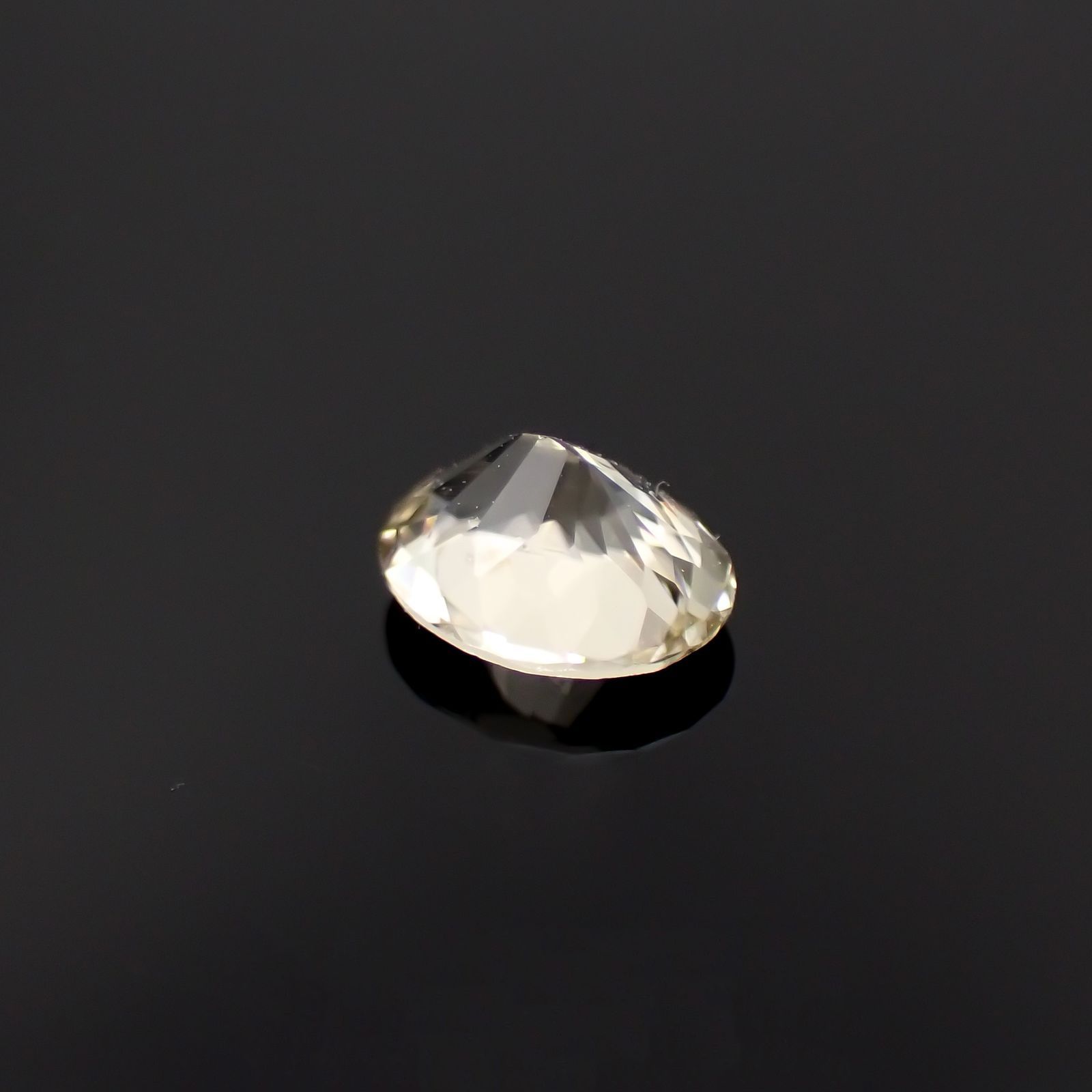 シンハライト(宝石名シンハライト)スリランカ産 識別済 0.53ct / 5.7x4.6mm前後 [260419708]