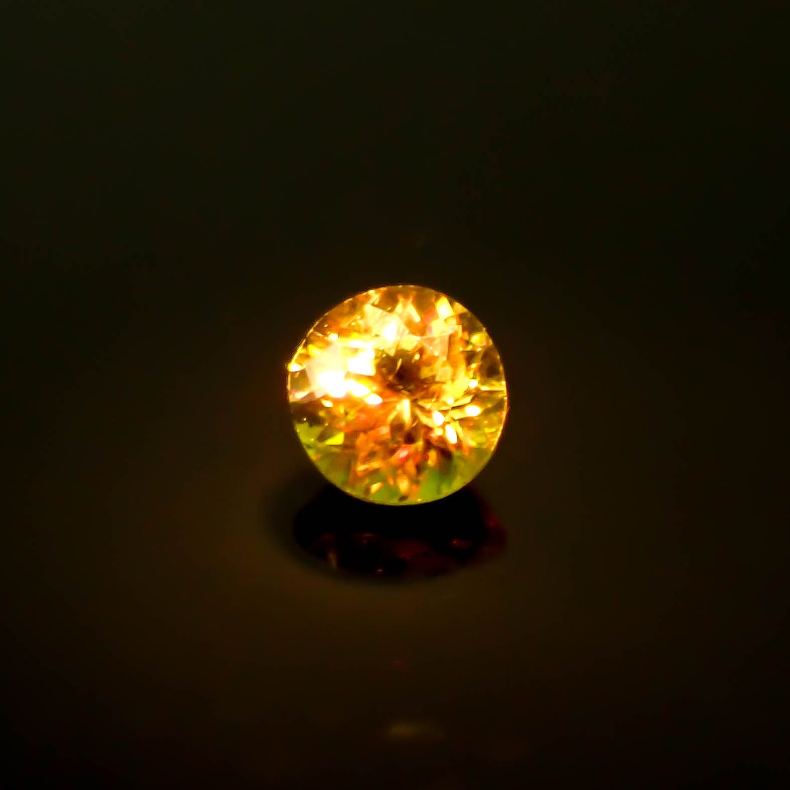 カラーチェンジスフェーン パキスタン産 0.17ct / 3.2x3.2mm前後 [250931065]