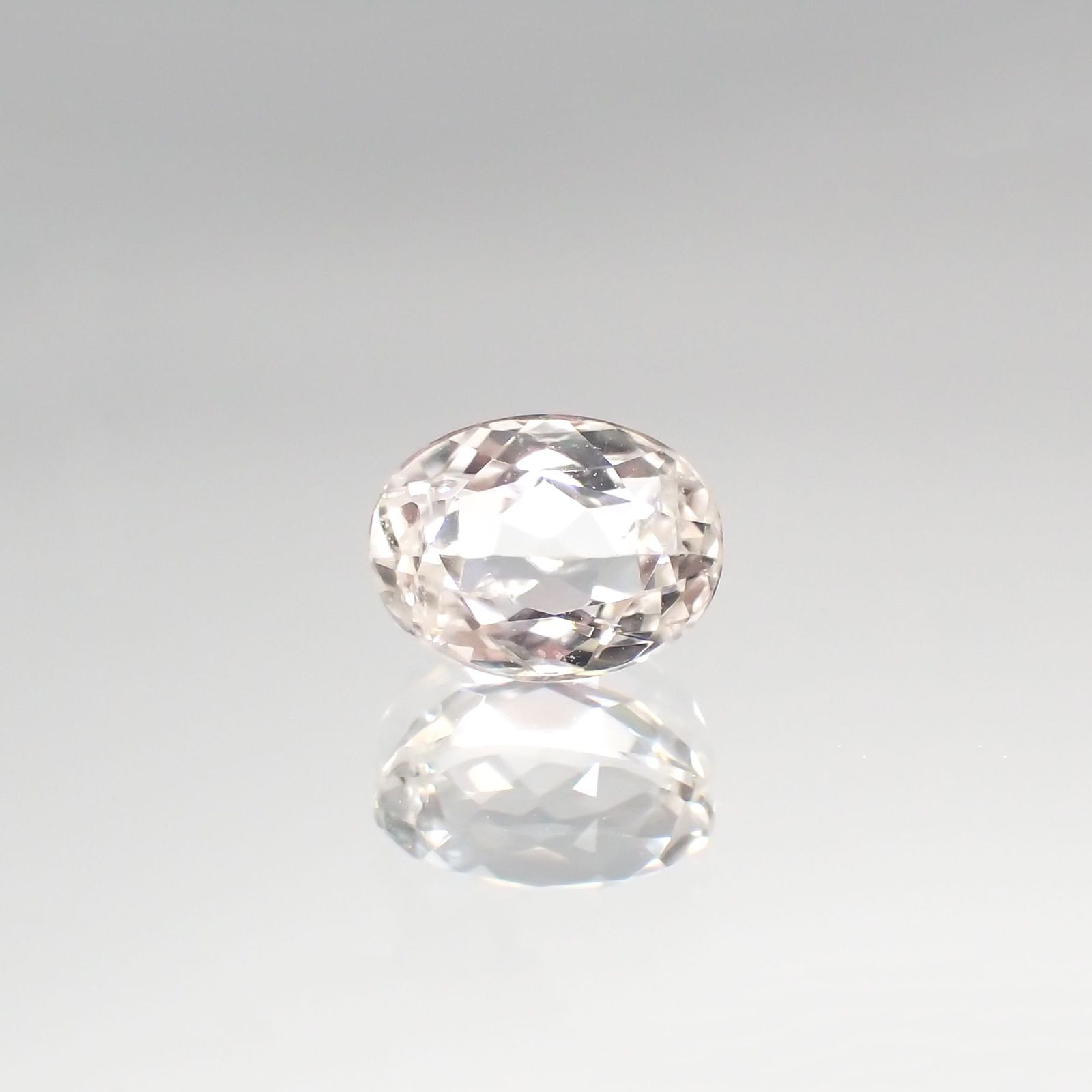 カラーレススポジュミン(宝石名ホワイト・スポジュミン) ブラジル産 1.58ct 識別済[210912630]7.9×5.9mm前後