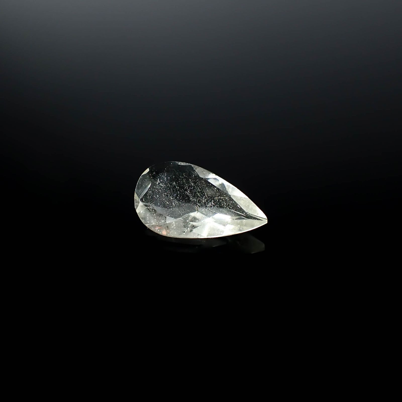 リビアングラス 発見地：エジプト・リビア砂漠 1.96ct / 13.9x8mm前後 [251131310]