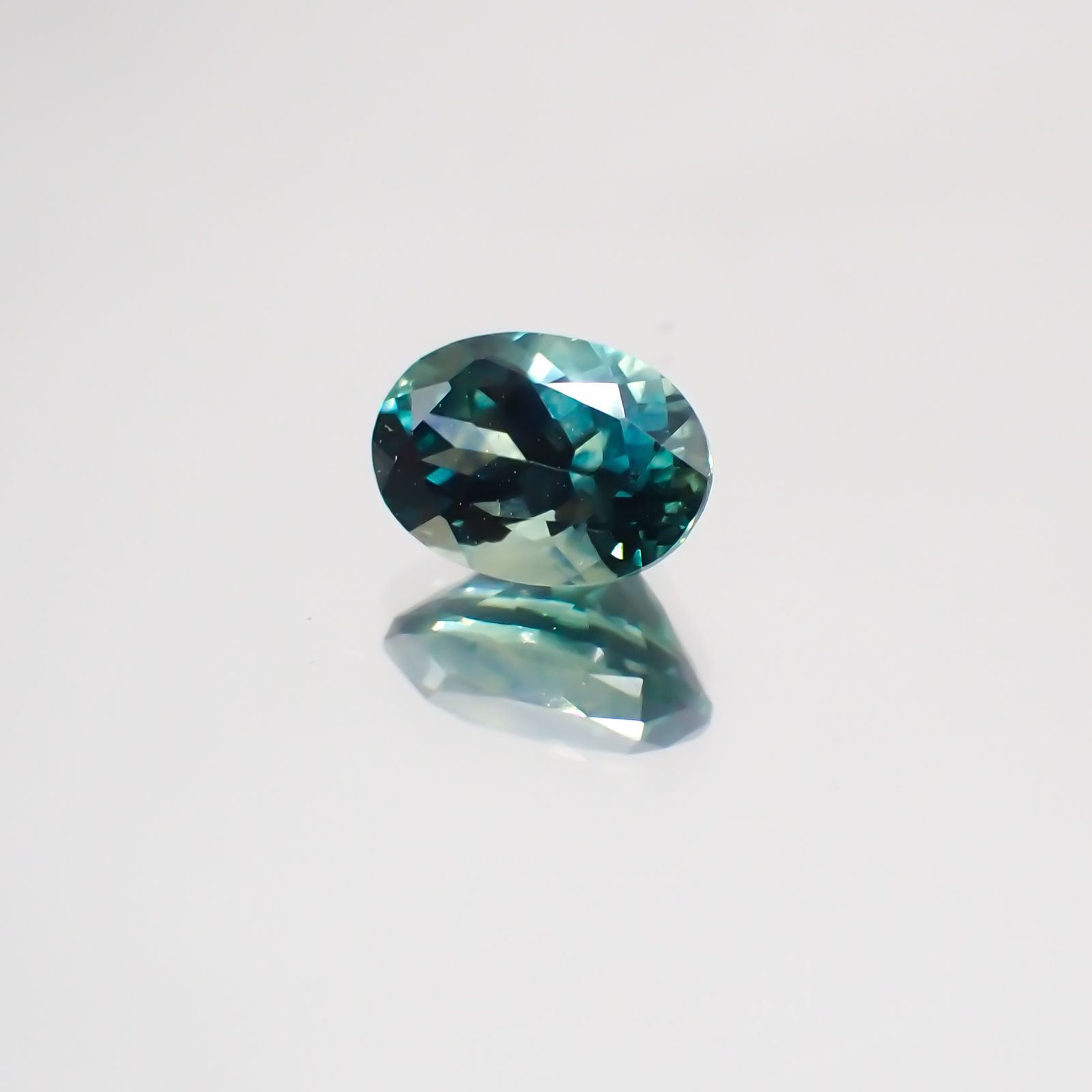 モンタナサファイア(宝石名ブルー・サファイア) アメリカ・モンタナ州産 0.882ct ソ付(彩珠)[21019464]6.4×4.5mm前後
