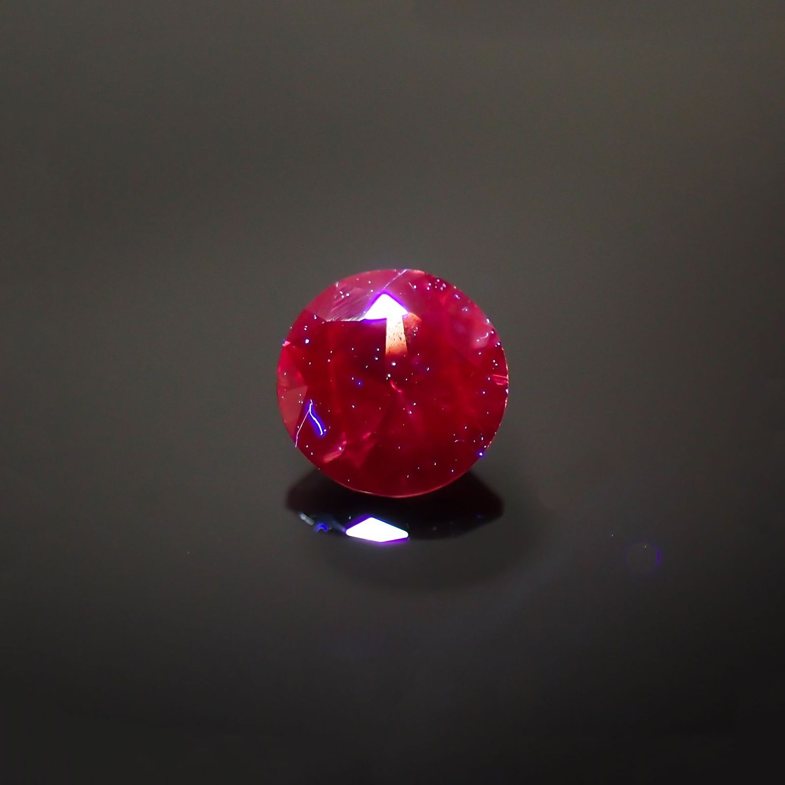 バーガンディーサファイア(宝石名サファイア)タンザニア産 識別済 0.40ct / 4.5x4.4mm前後 [220115035]