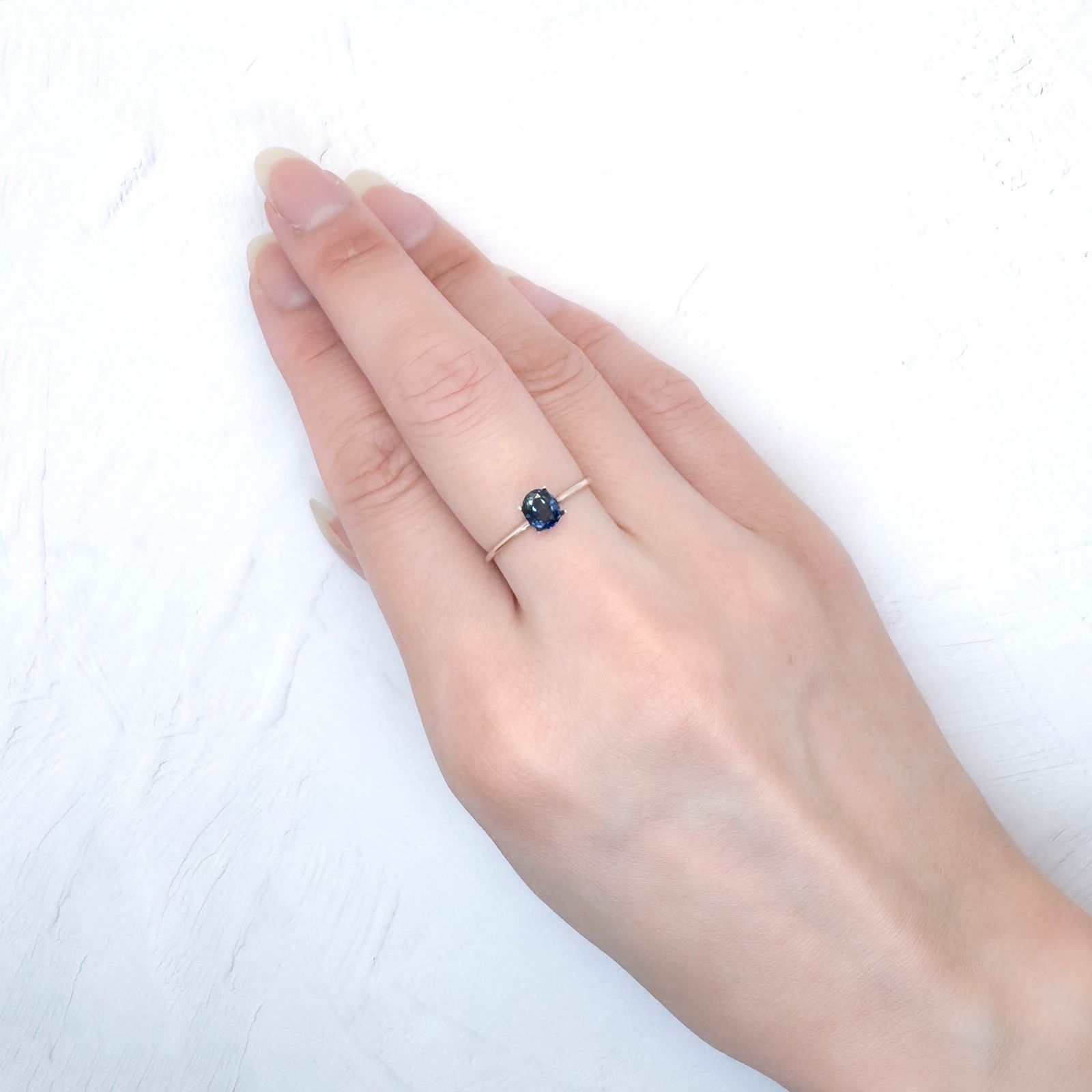 サファイア スリランカ/マダガスカル産 0.69ct / 5.6x4.7mm前後 [251031224]