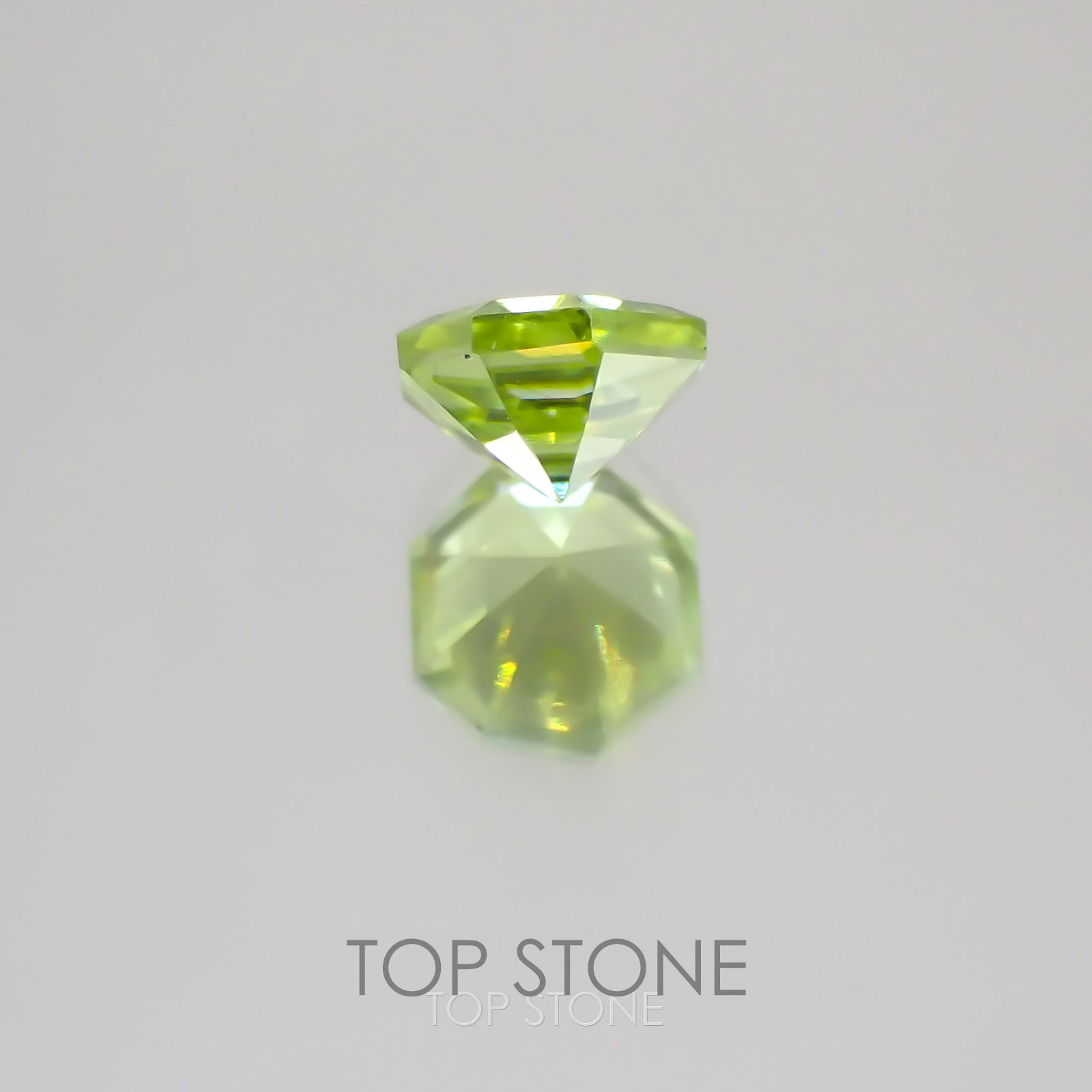 ◇オクタゴンカット◇ スフェーン  マダガスカル産 ルース 0.63ct[21019420]5×5mm前後