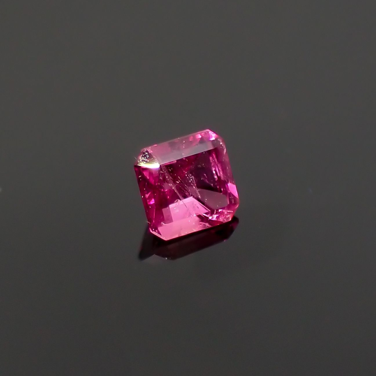 レッドベリル(宝石名レッド・ベリル) アメリカ・ユタ州産 0.088ct ソ付(彩珠)[210712050]2.7×2.6mm前後