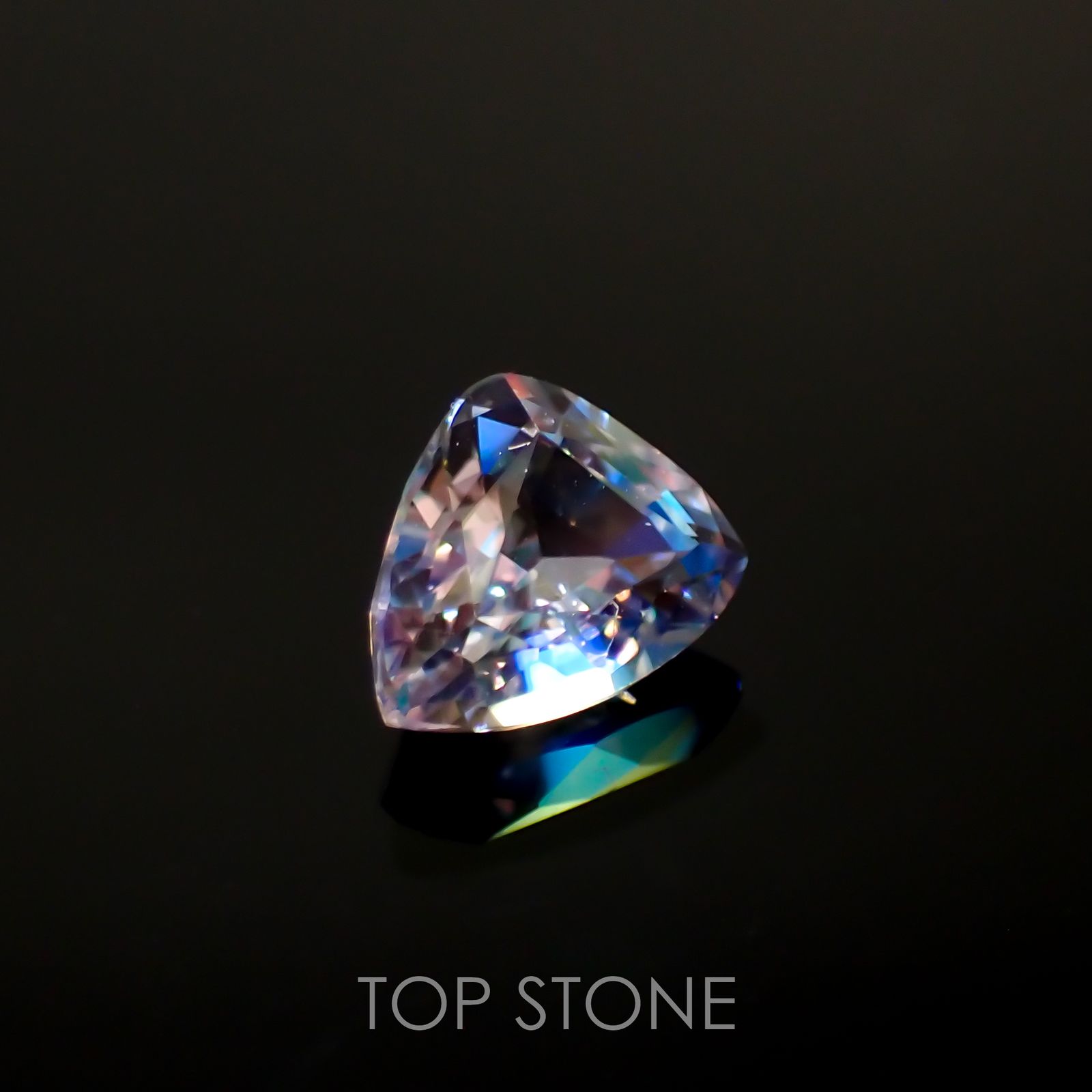 レインボームーンストーン(宝石名ラブラドライト)マダガスカル産 0.6ct 識別済[211113756]5.3x6.5mm前後