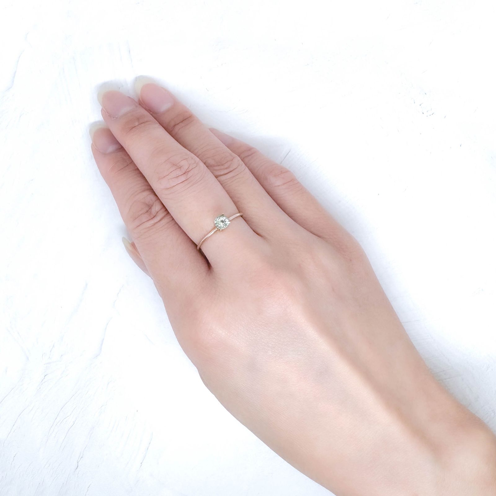 アクロアイト ナイジェリア産 0.29ct / 4.2x4.1mm前後 [251231354]