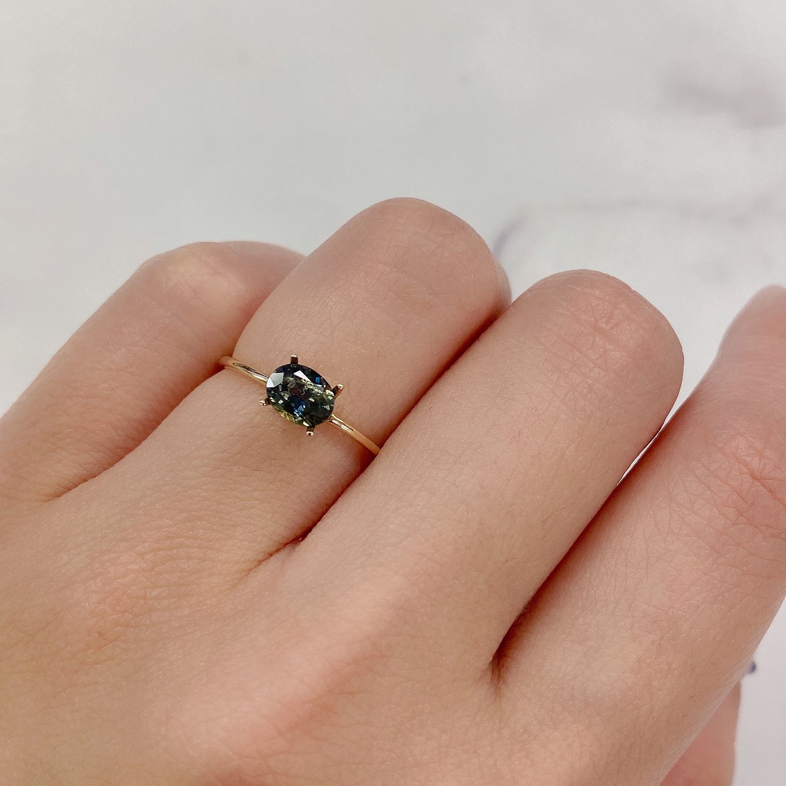 ゴールドシーンサファイア 非加熱(宝石名シーン・サファイア) ケニア産 0.797ct ソ付(彩珠)[20117120]6×4.7mm前後