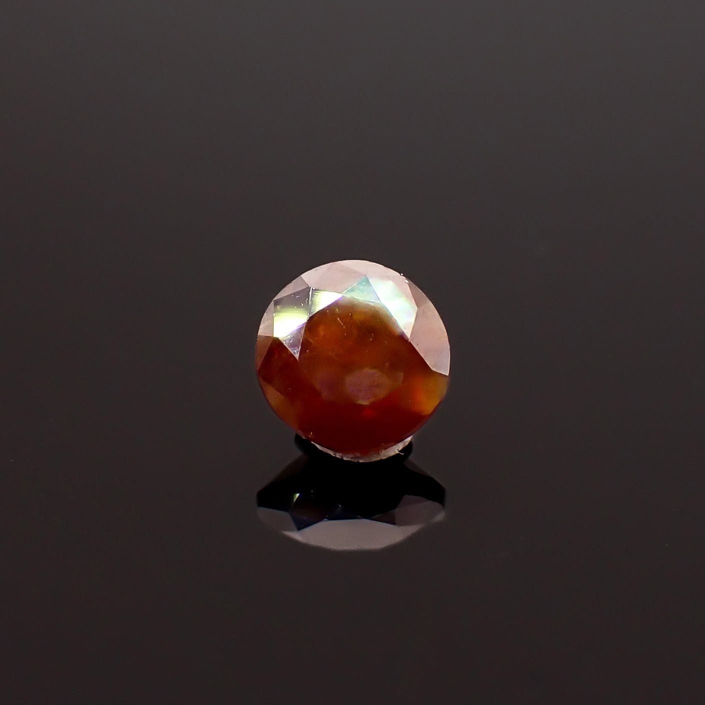 レインボーガーネット 日本・奈良県産 0.77ct / 5.5x5.4mm前後 [260932924]