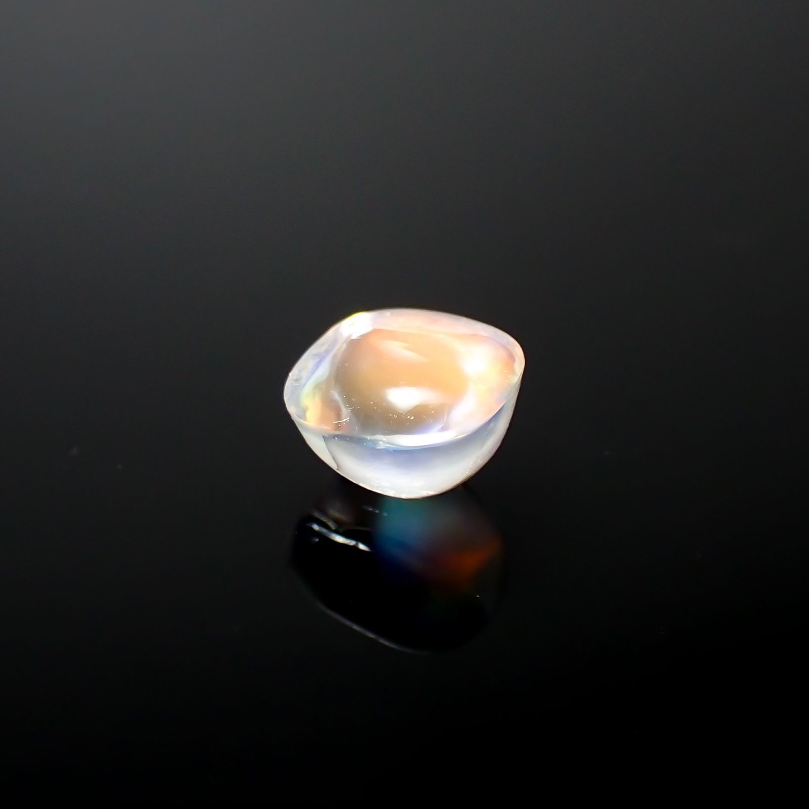 ◇バフトップカット◇レインボームーンストーン(宝石名ラブラドライト)マダガスカル産 識別済 1.06ct / 6.4x5.9mm前後 [251215912]