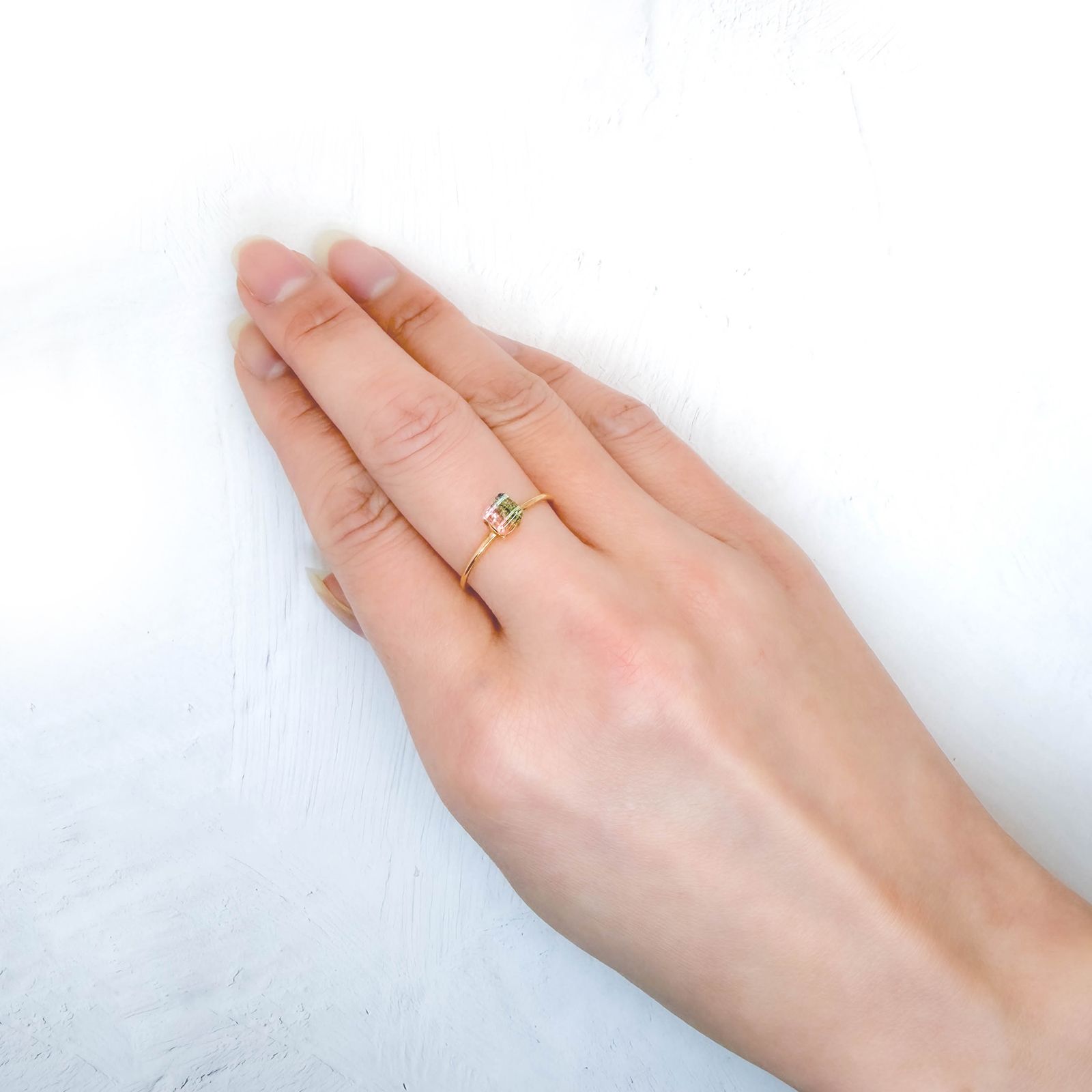 バイカラートルマリン アフガニスタン産 0.83ct / 4.6x5mm前後 [260231758]