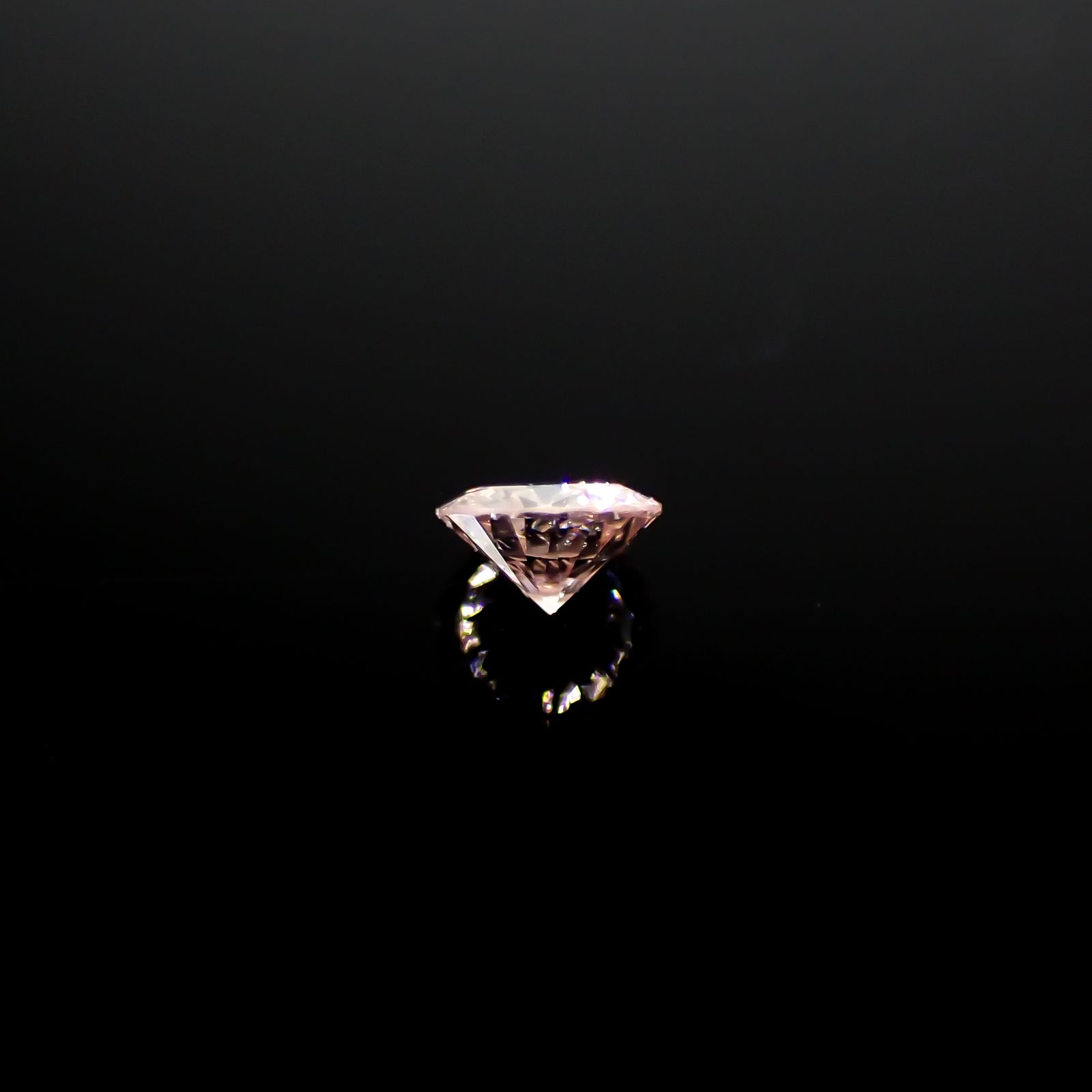 ピンクダイヤモンド(宝石名ダイアモンド SI-2/FANCY LIGHT ORANGY PINK) 0.046ct ソ付(CGL)[240326638]2.38x2.41mm前後