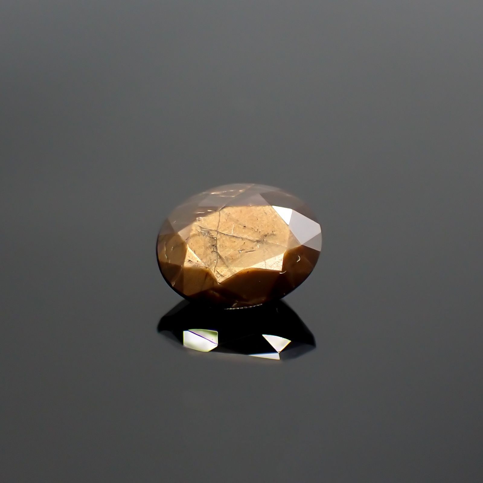 ゴールドシーンサファイア 非加熱(宝石名シーン・サファイア) ケニア産 ソ付(彩珠) 1.597ct / 7.6x6.2mm前後 [210712080]