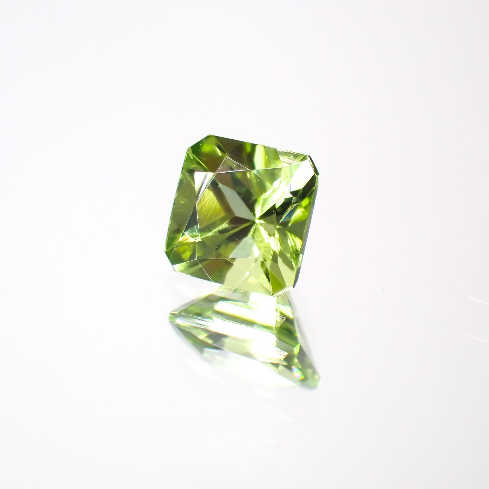 ◇アッシャーカット◇ペリドット(宝石名ペリドット) パキスタン産 0.81ct 識別済[211013486]5.1×5.1mm前後