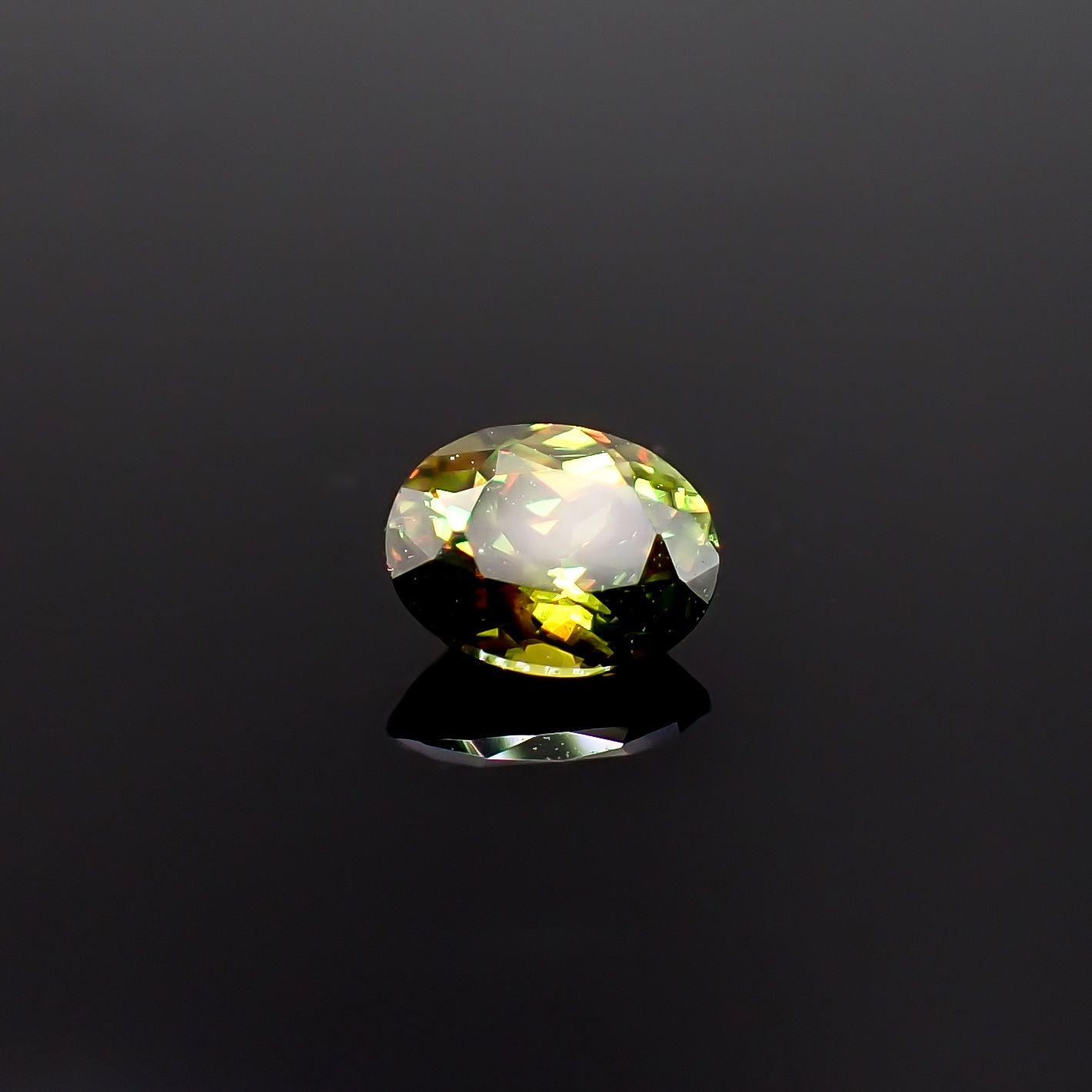 カラーチェンジスフェーン パキスタン産 0.38ct / 5.1x3.9mm前後 [260632436]