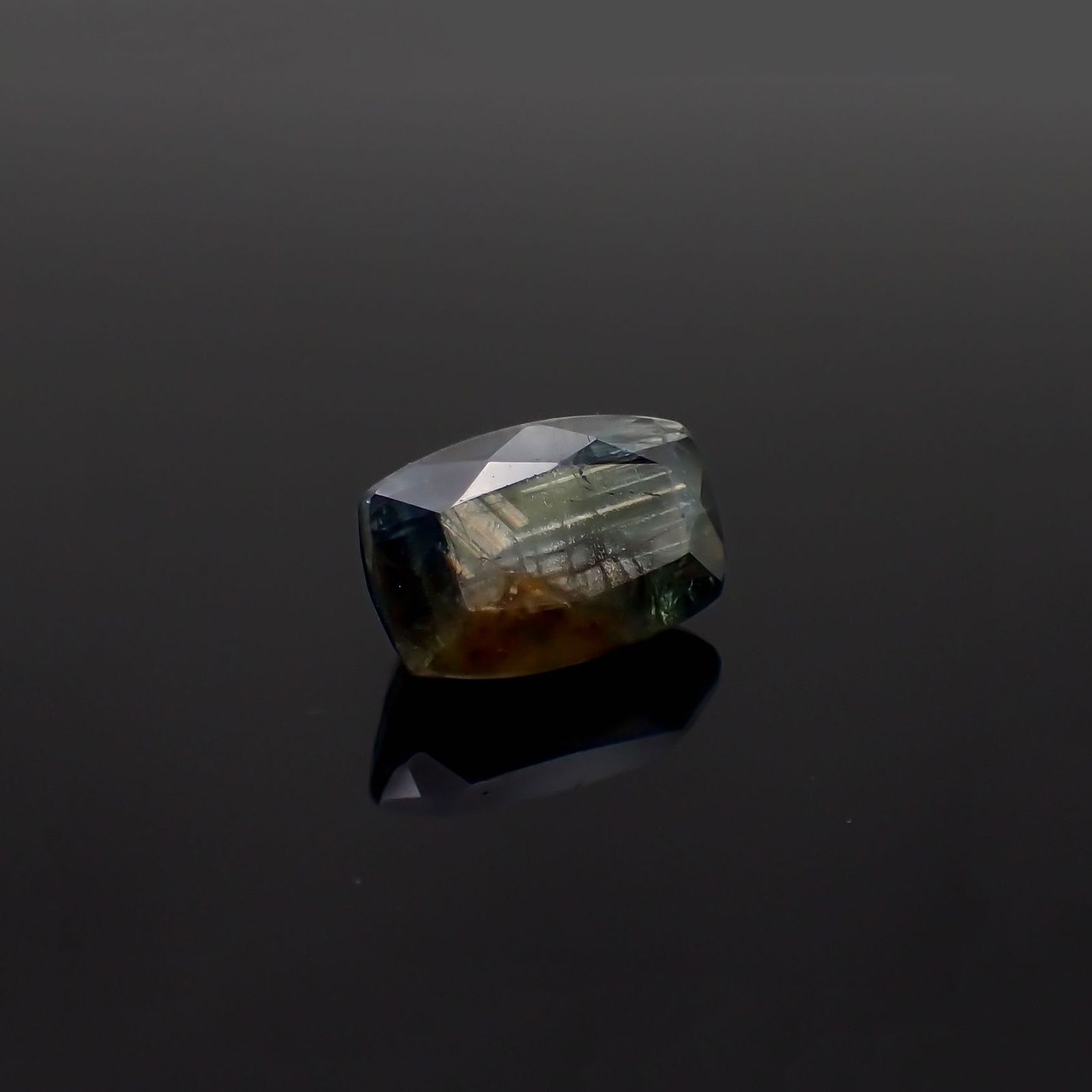 ゴールドシーンサファイア非加熱 ケニア産 9.97ct / 14.2x9.1mm前後 [230321339]
