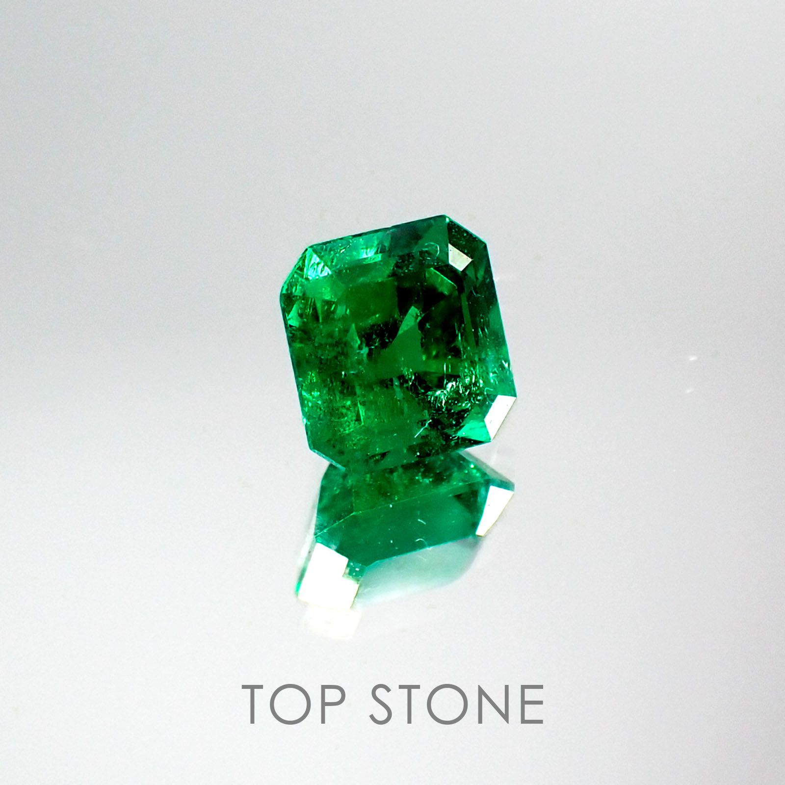 エメラルド コロンビア産 ルース 0.80ct[20062736]5.6×5.4mm前後