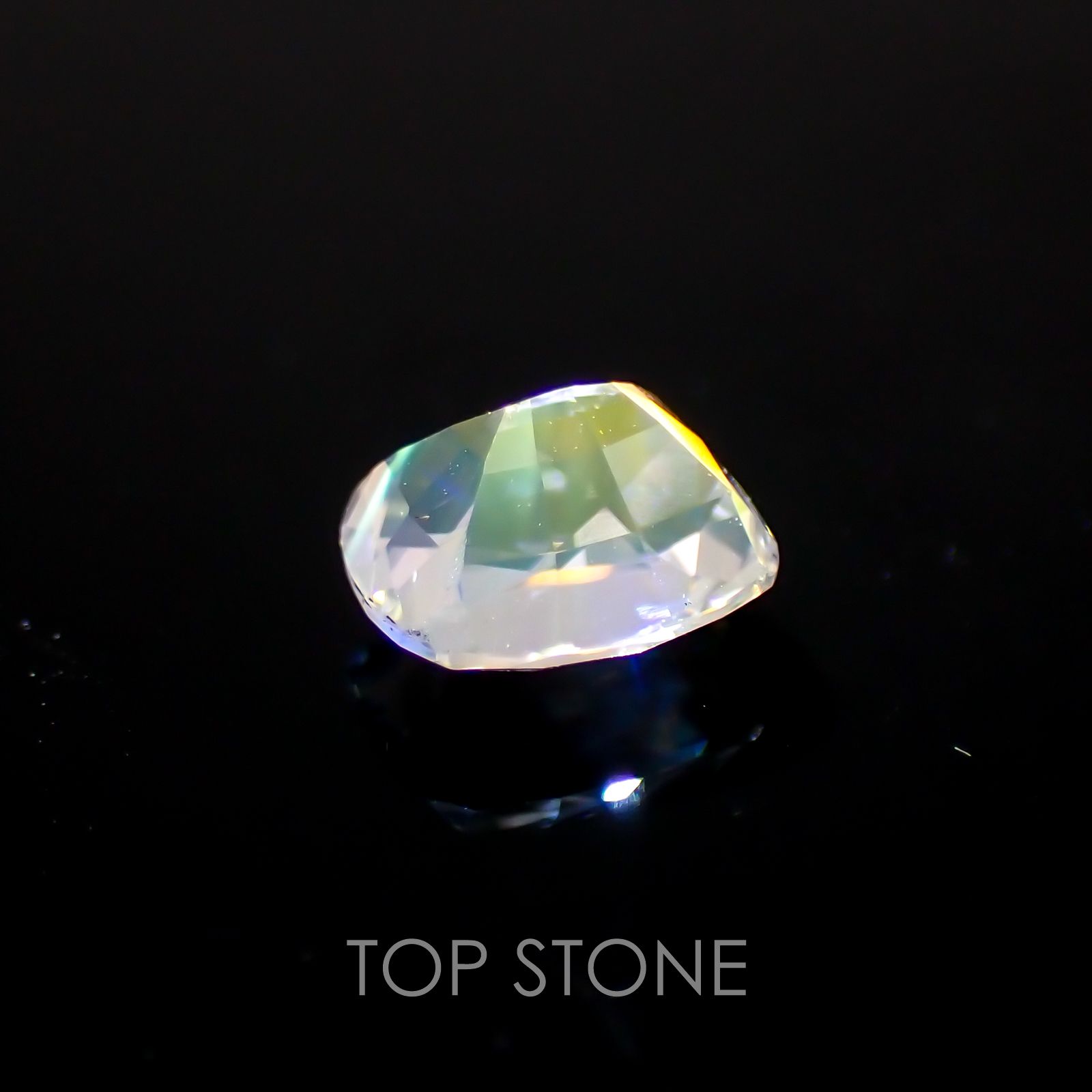レインボームーンストーン(アンデシンラブラドライト) マダガスカル産 ルース 0.74ct[210410565]6.2×5.2mm前後