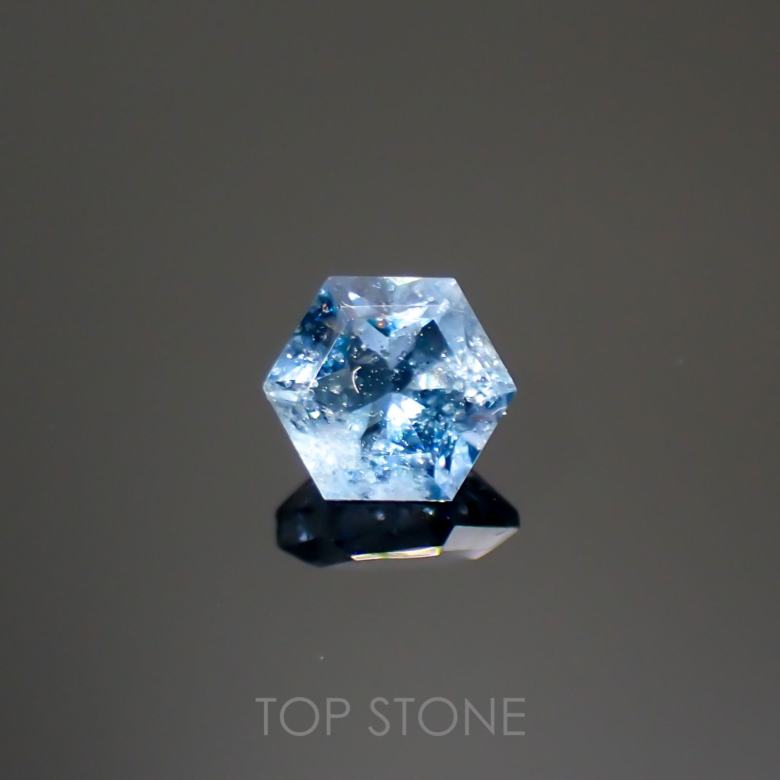 ◇ヘキサゴンカット◇サンタマリアアクアマリン(宝石名アクアマリン)ブラジル産 0.43ct 識別済[220114671]4.6x4.5mm前後