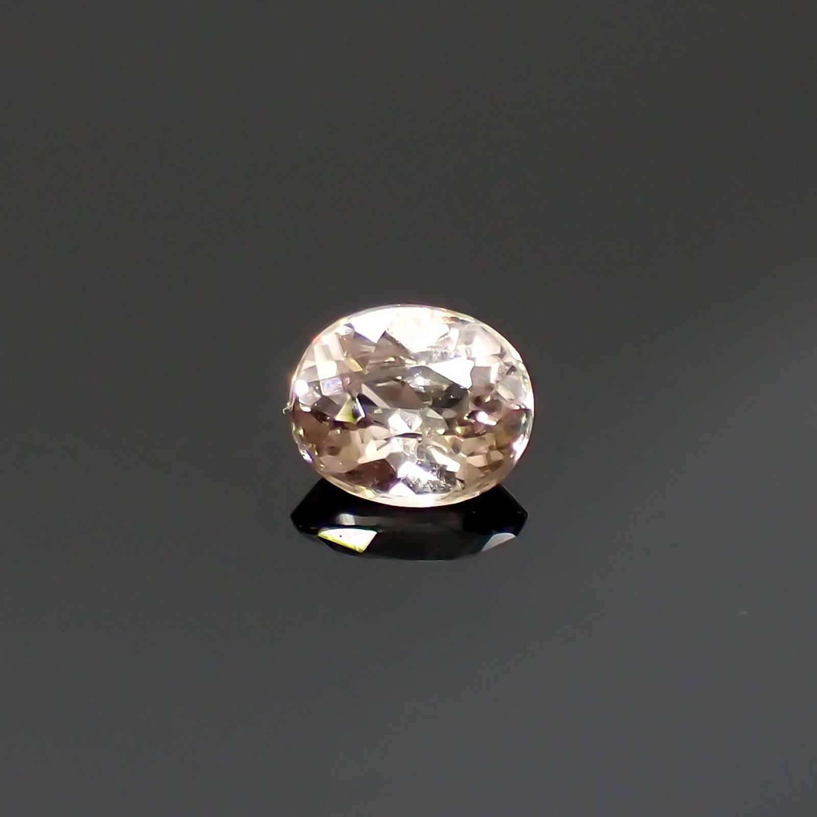 ダイアスポア(宝石名ダイアスポア)トルコ産 識別済 0.92ct / 6.7x5.5mm前後 [251116028]