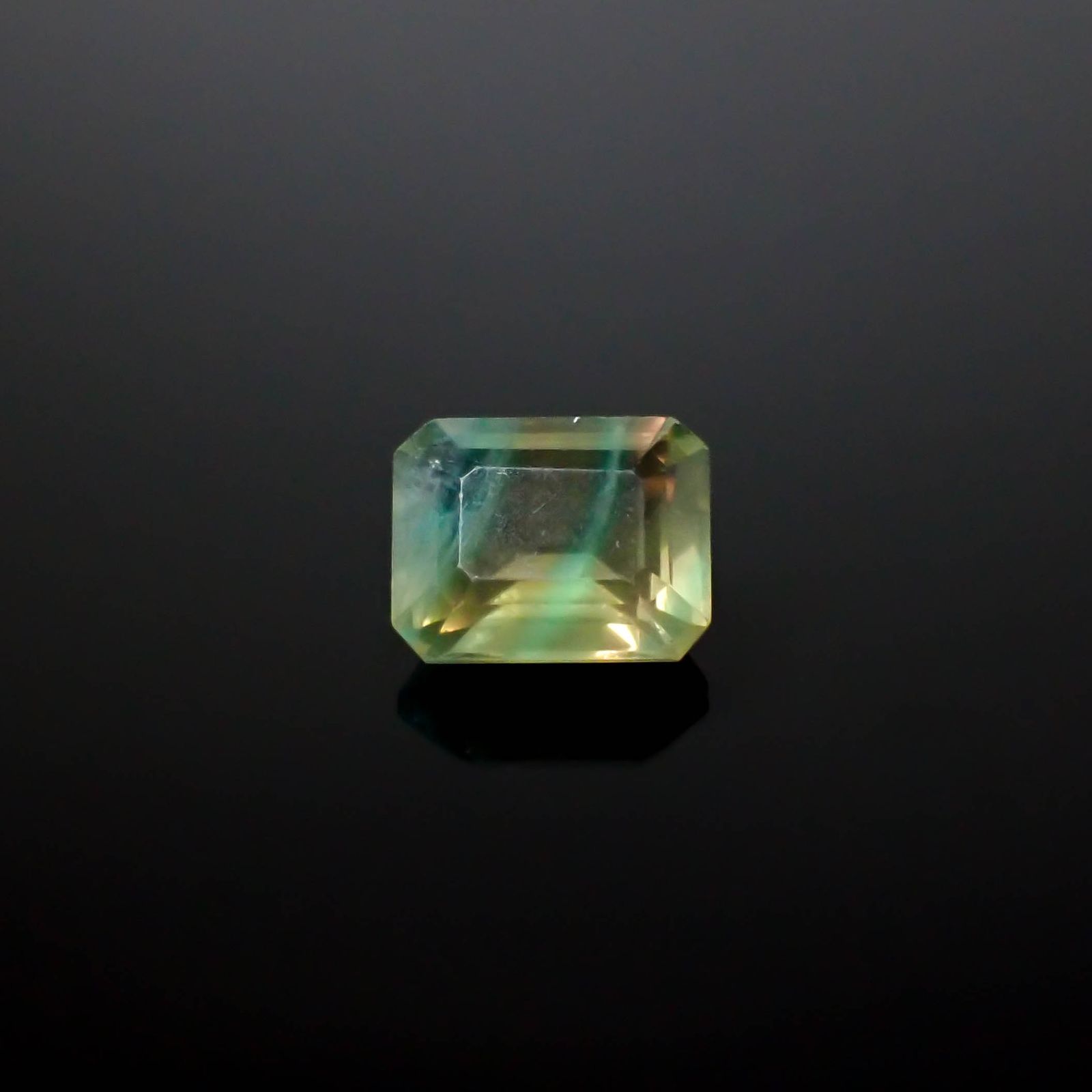 バイカラーフローライト フルオレッセンス ブラジル産 3.96ct [250430250]9.8x7.8mm前後