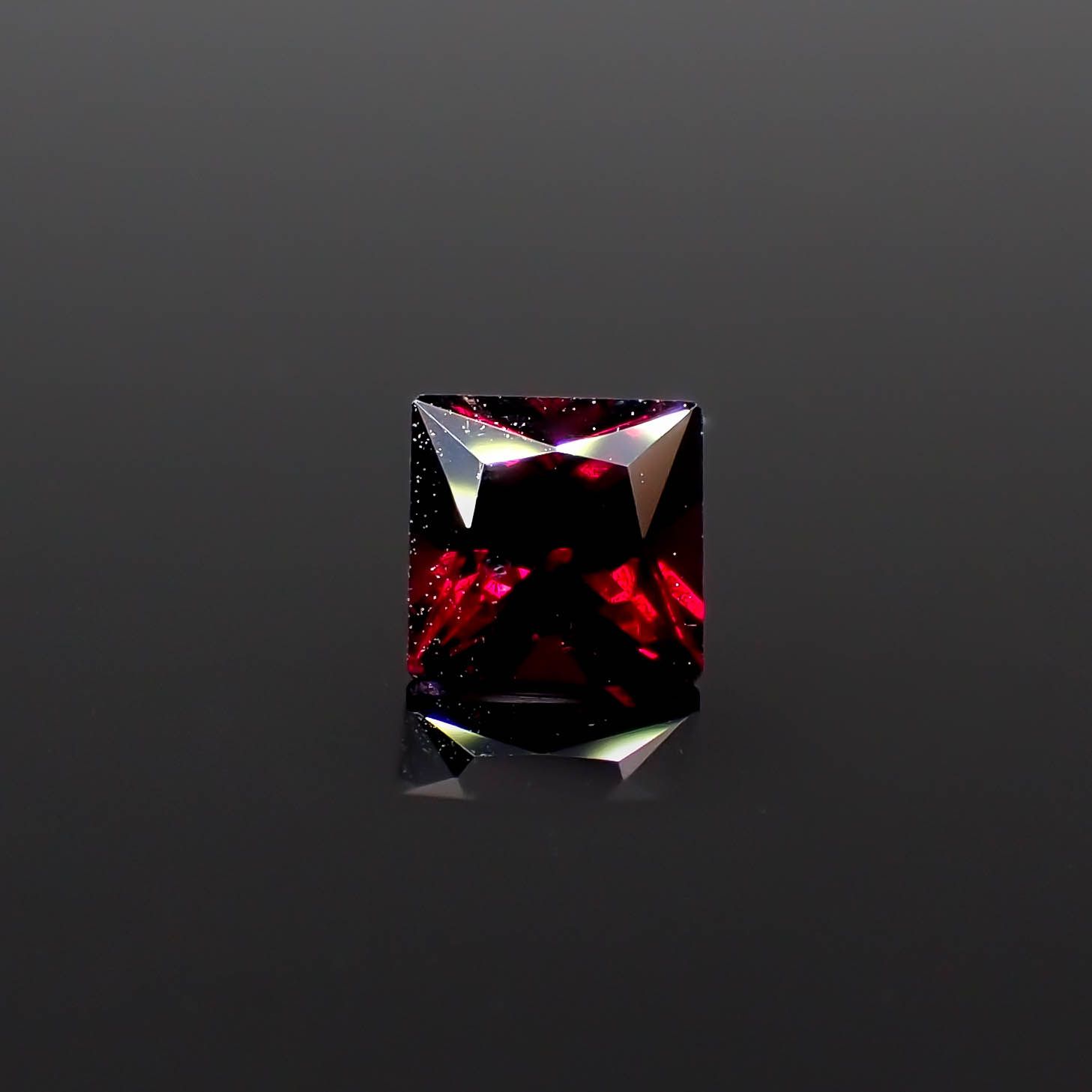 ◇プリンセスカット◇アントヒルガーネット(クロムパイロープガーネット) アメリカ・アリゾナ州産 0.39ct[240527831]3.9x3.9mm前後