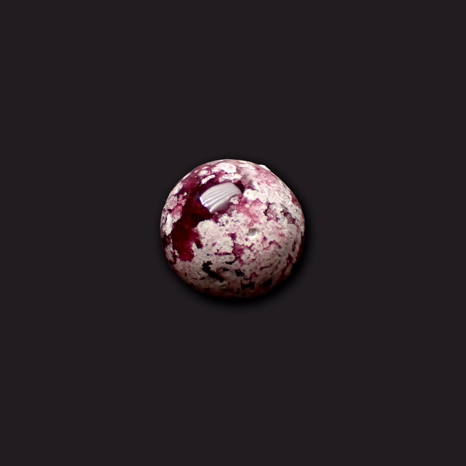 レッドベリル/ピンクベリル(母岩付き) アメリカ・ユタ州産 2.33ct [250530380]8.9x9mm前後
