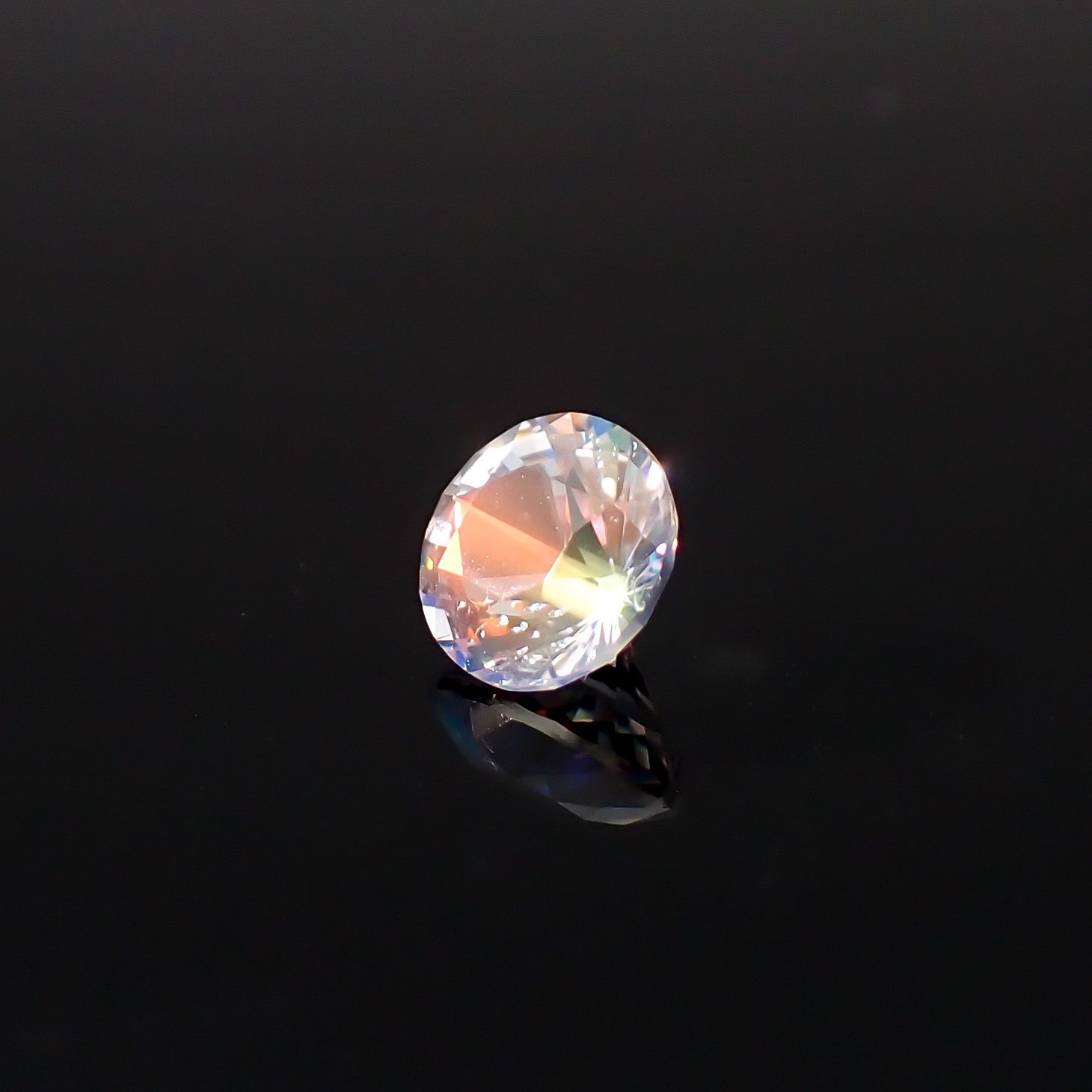 レインボームーンストーン マダガスカル産 0.80ct / 6.2x6.2mm前後 [260632384]
