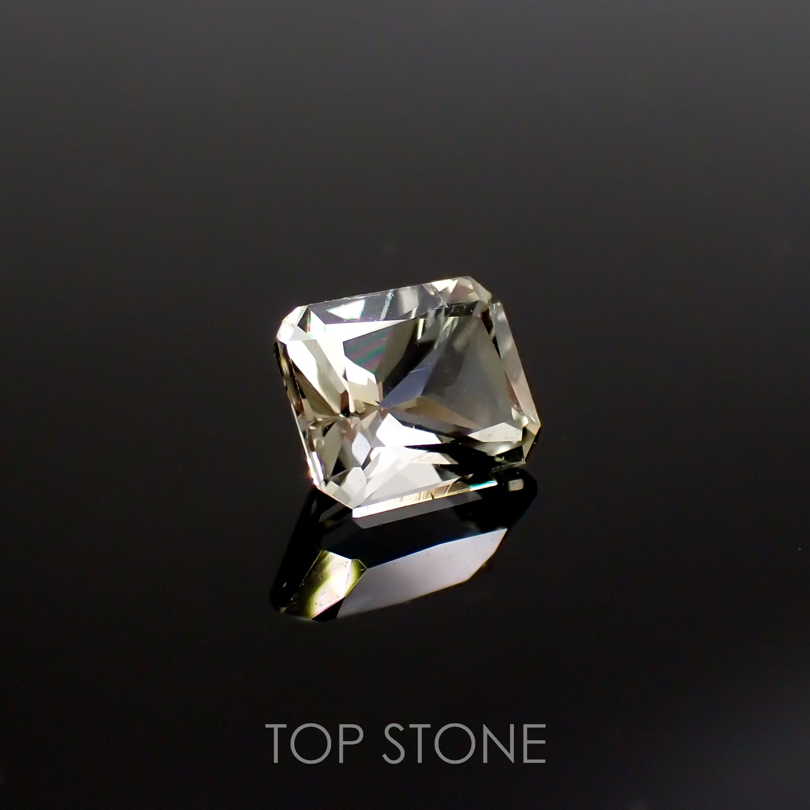 アクロアイト(宝石名トルマリン)ナイジェリア産 0.85ct 識別済[220616262]6.1x4.8mm前後