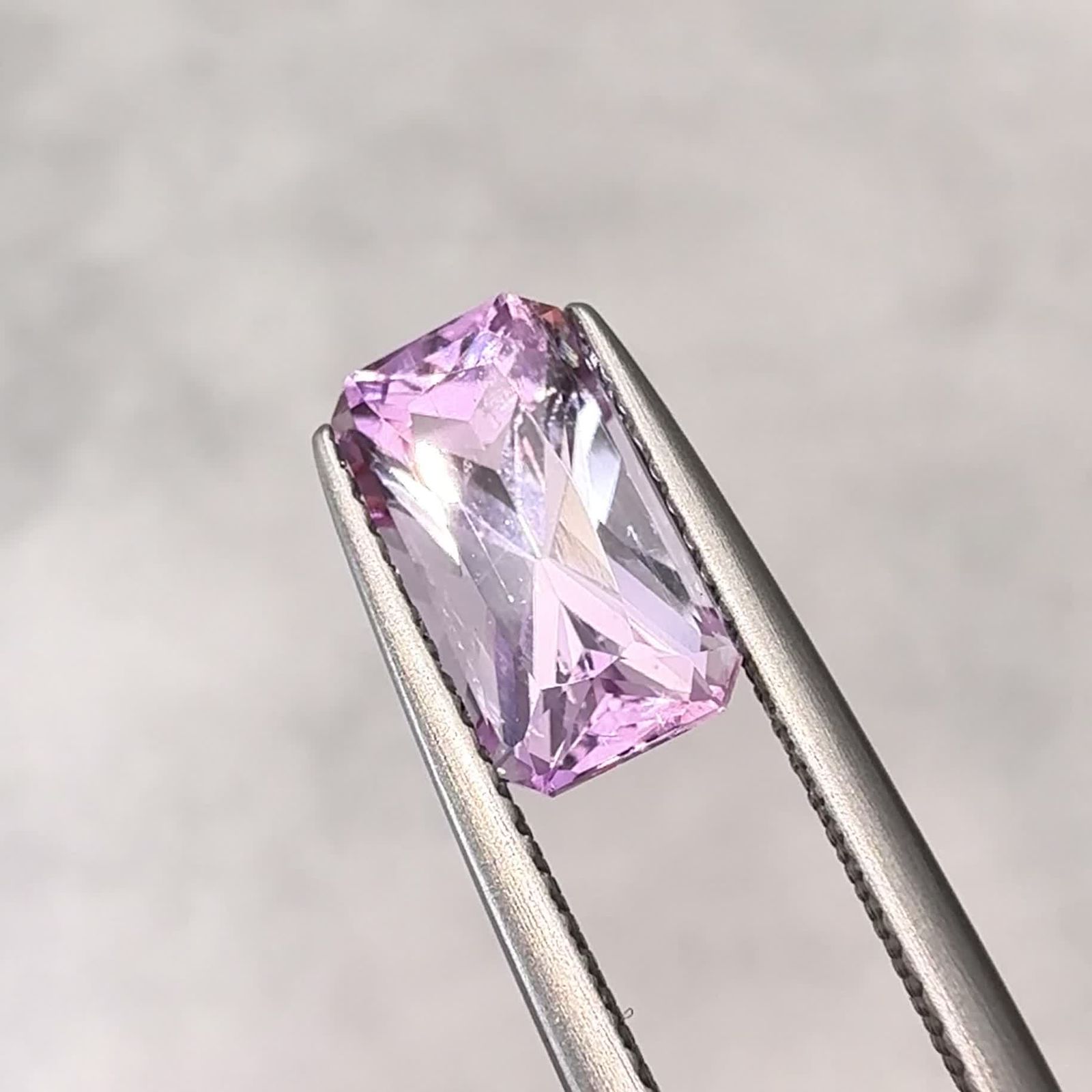 クンツァイト ナイジェリア産 2.93ct / 10.5x5.9mm前後 [250830967