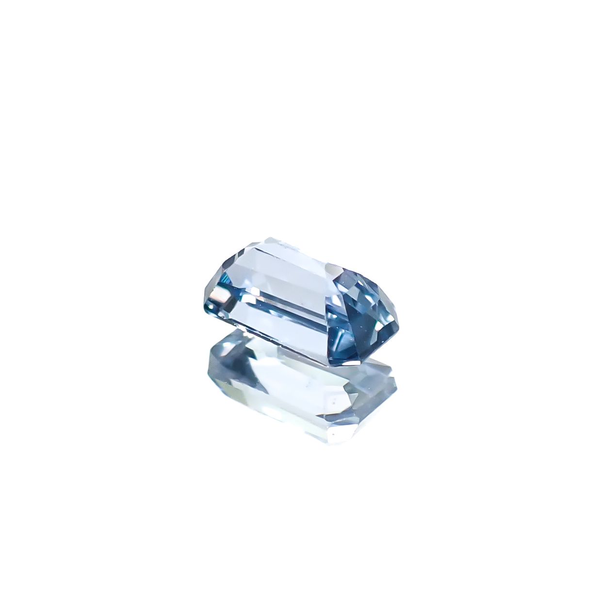 アイスブルーサファイア スリランカ産 0.45ct [241229588]5.3x3.1mm前後
