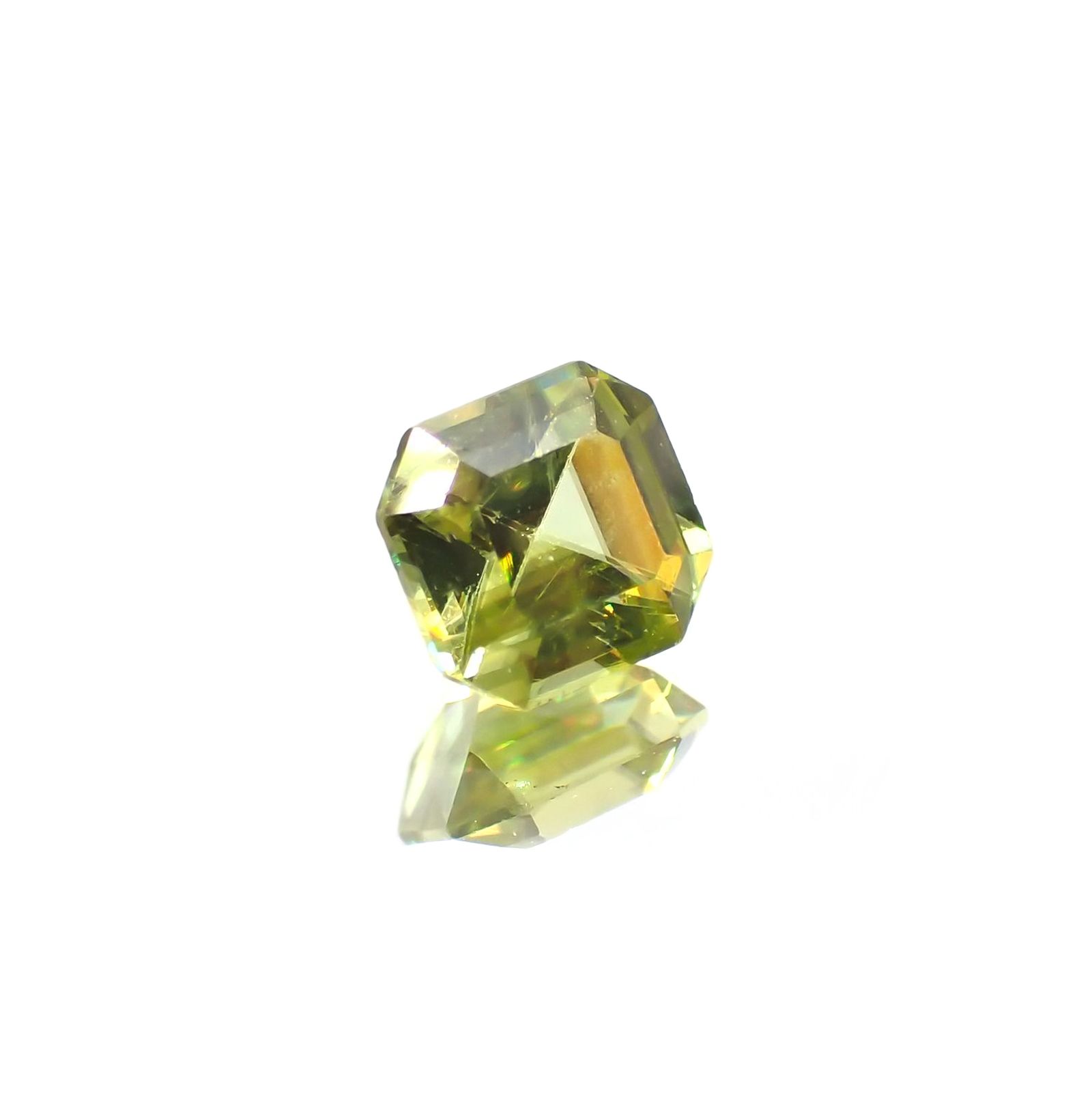 スフェーン(宝石名スフェーン) マダガスカル産 ソ付(彩珠) 0.712ct / 5.3x4.9mm前後 [210712010]