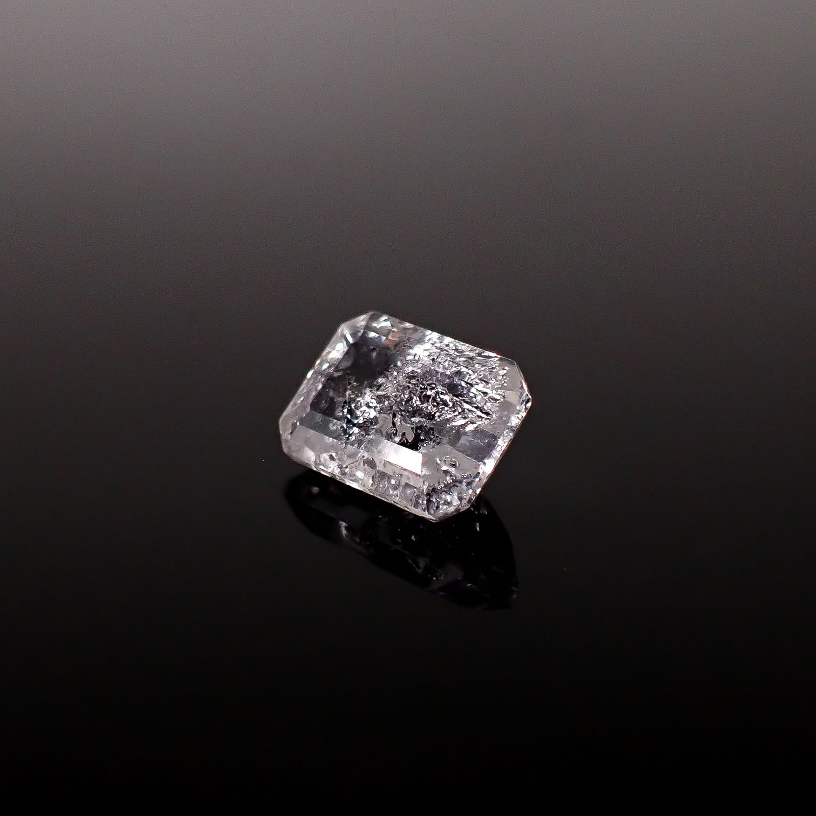 グラファイトインクォーツ ブラジル産 2.52ct / 9.6x7mm前後 [260331936]